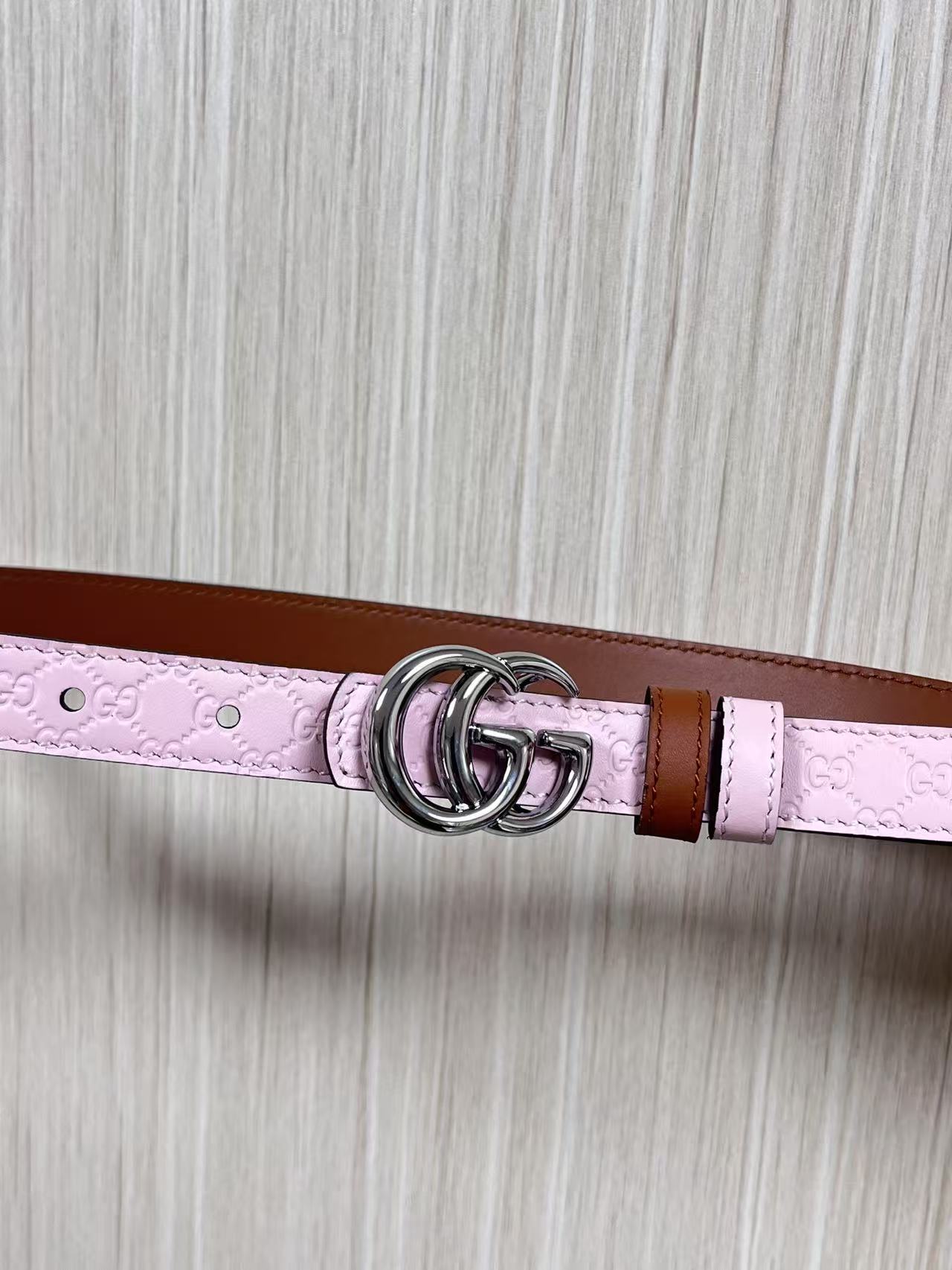 2025秋冬系列焕新演绎富有辨识度的GG Marmont系列。这款双面窄版腰带采用GG印花压纹皮革与皮革