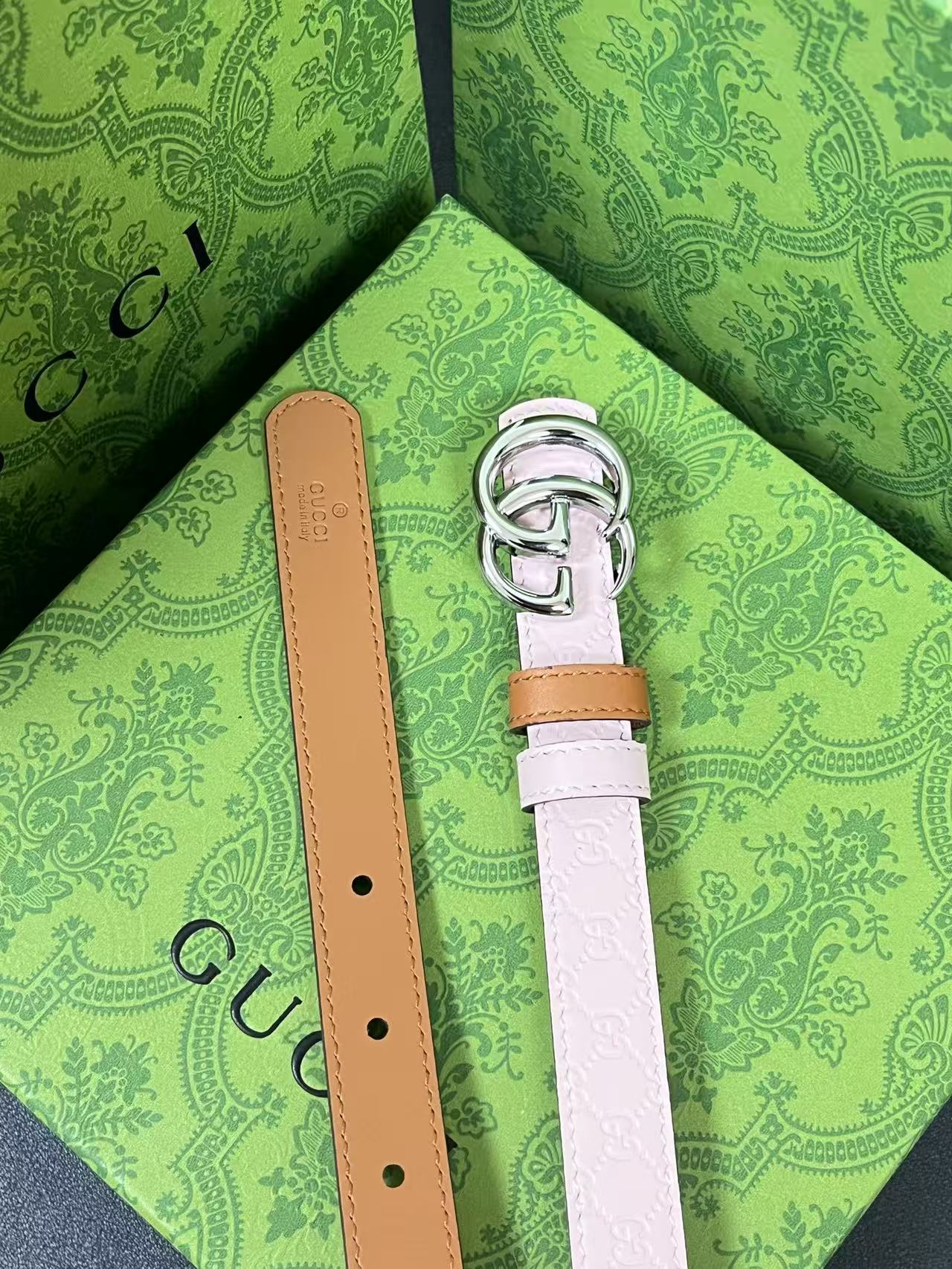 2025秋冬系列焕新演绎富有辨识度的GG Marmont系列。这款双面窄版腰带采用GG印花压纹皮革与皮革