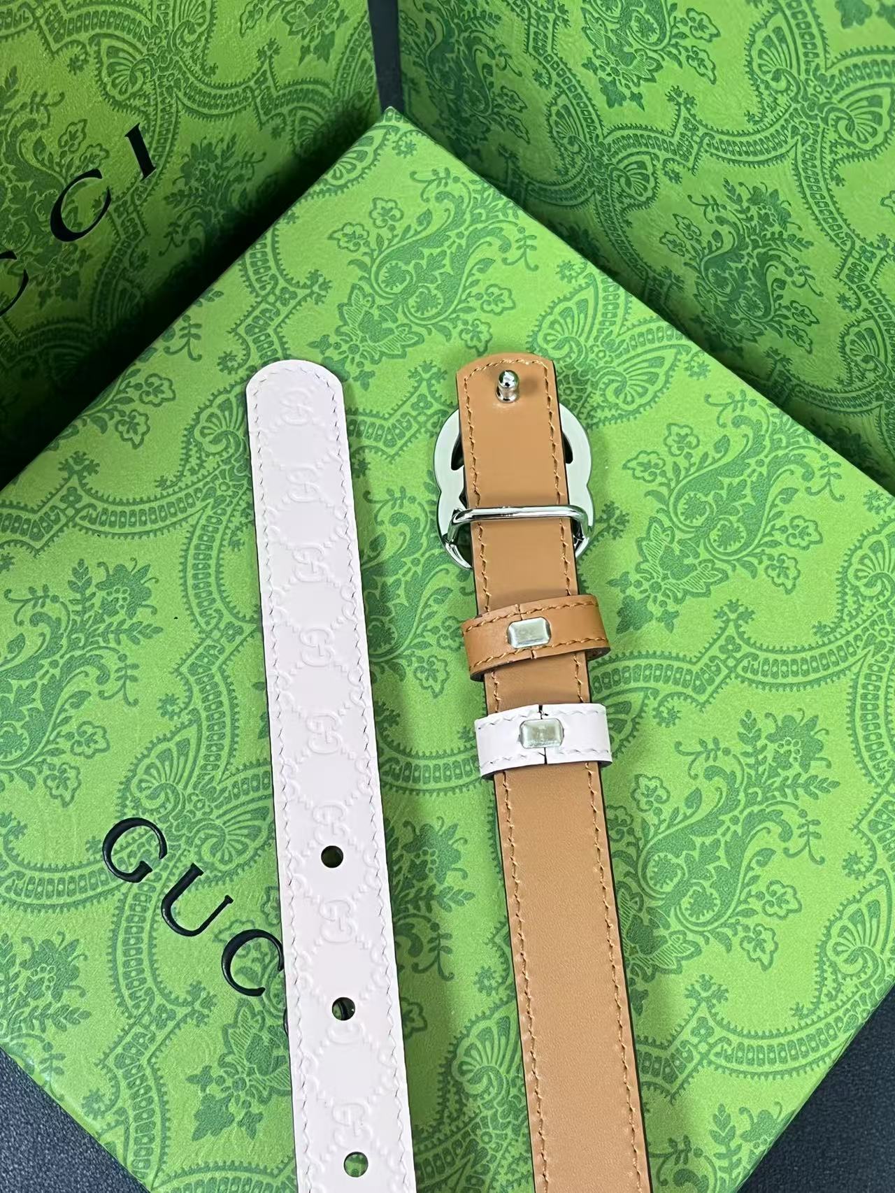 2025秋冬系列焕新演绎富有辨识度的GG Marmont系列。这款双面窄版腰带采用GG印花压纹皮革与皮革