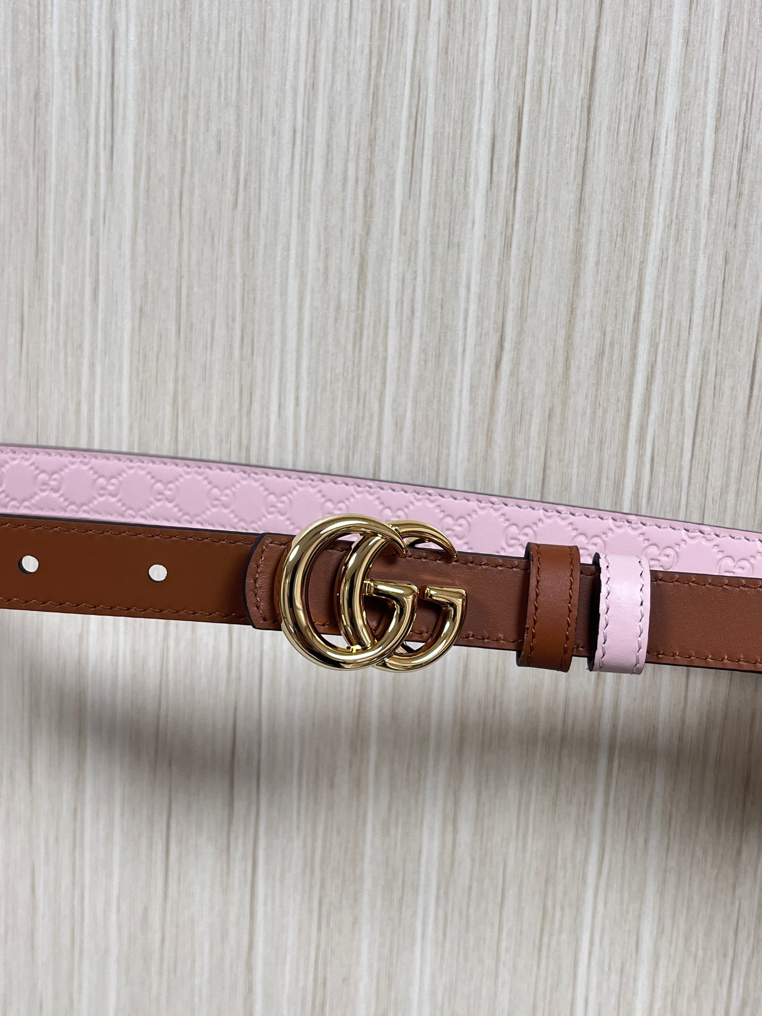 2025秋冬系列焕新演绎富有辨识度的GG Marmont系列。这款双面窄版腰带采用GG印花压纹皮革与皮革