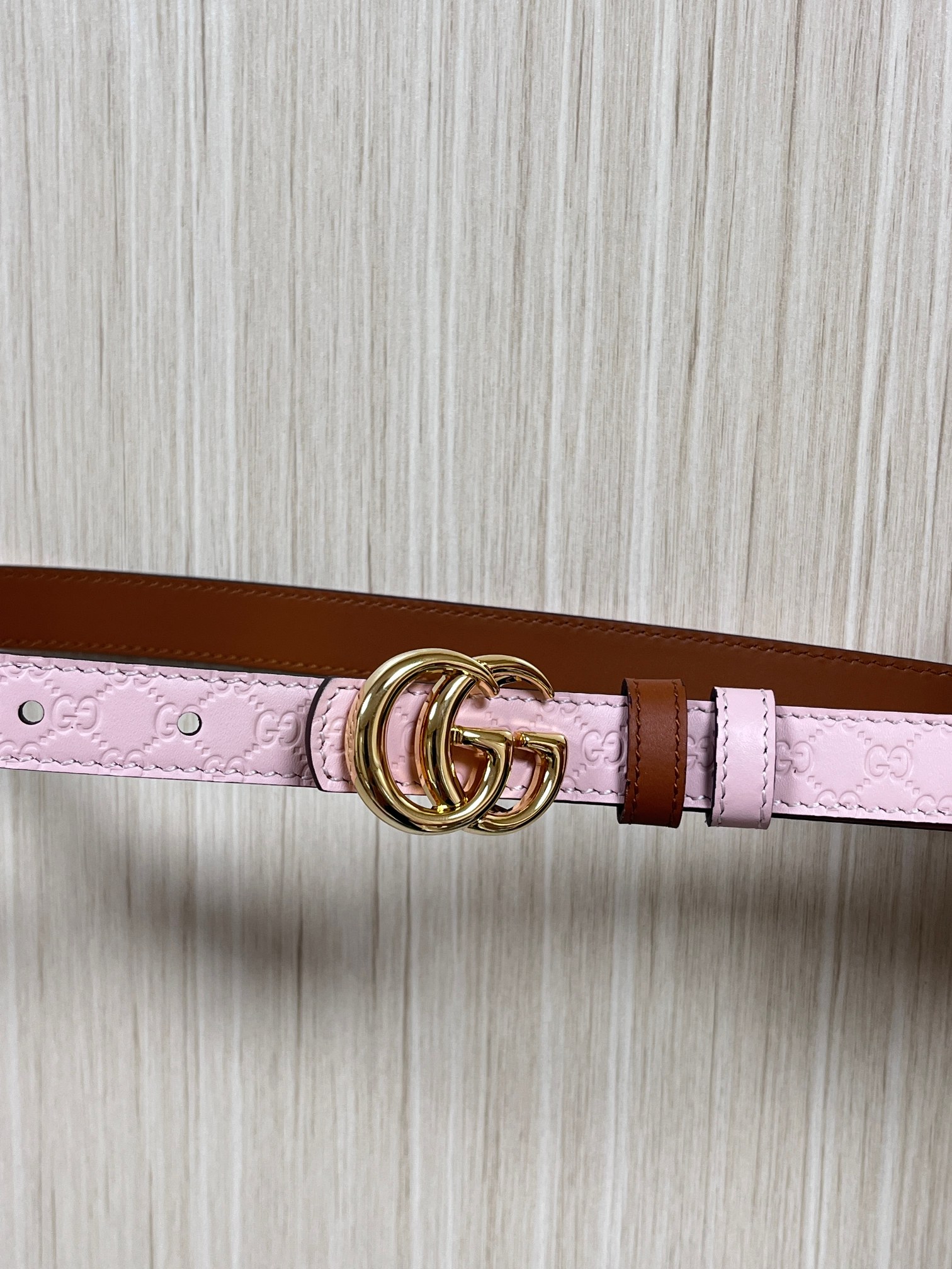 2025秋冬系列焕新演绎富有辨识度的GG Marmont系列。这款双面窄版腰带采用GG印花压纹皮革与皮革