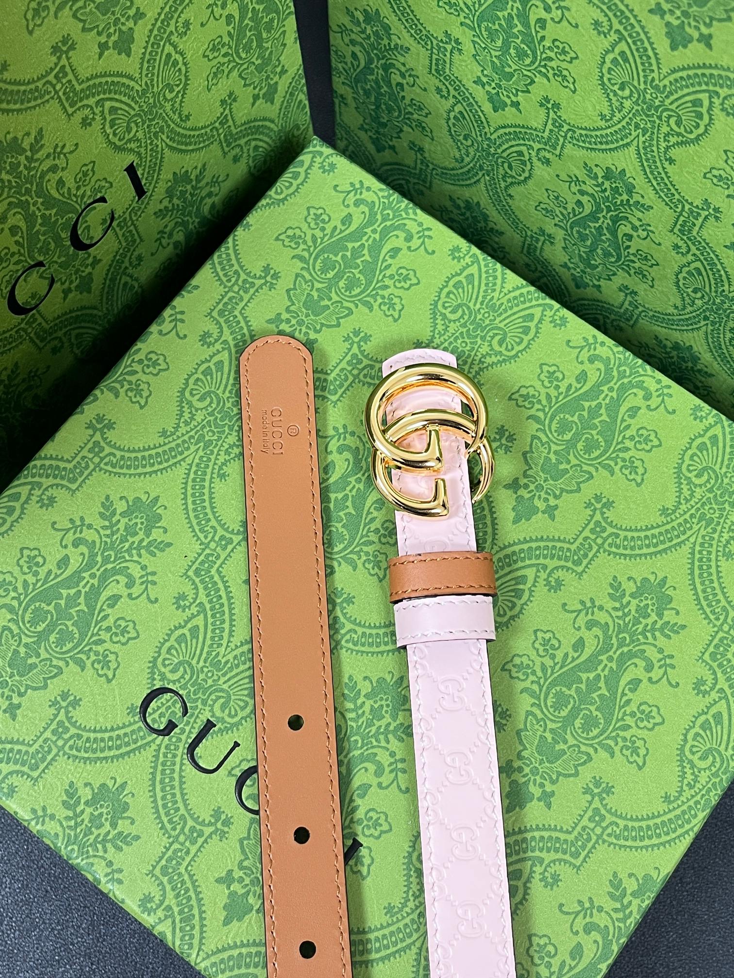 2025秋冬系列焕新演绎富有辨识度的GG Marmont系列。这款双面窄版腰带采用GG印花压纹皮革与皮革