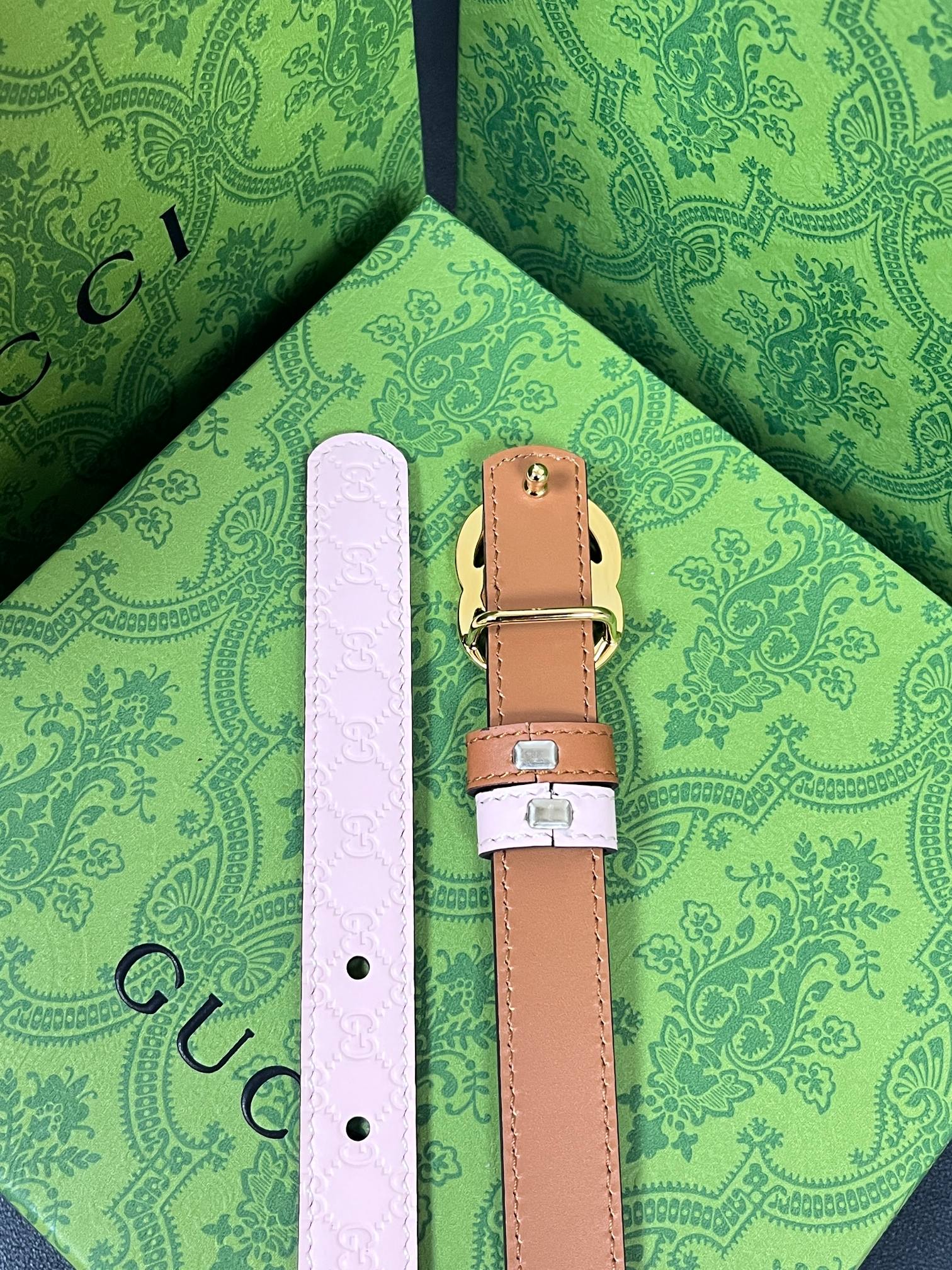 2025秋冬系列焕新演绎富有辨识度的GG Marmont系列。这款双面窄版腰带采用GG印花压纹皮革与皮革