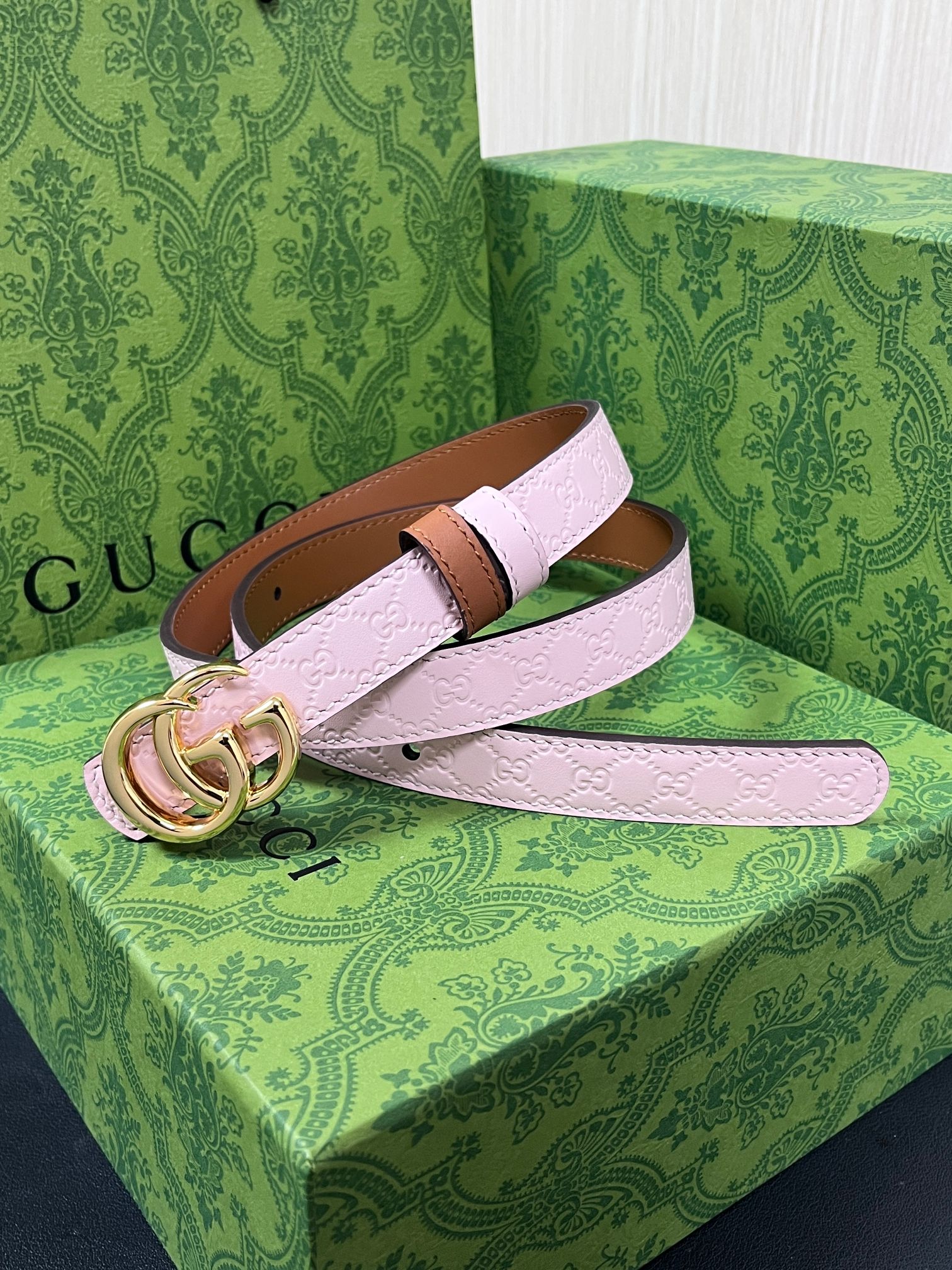 2025秋冬系列焕新演绎富有辨识度的GG Marmont系列。这款双面窄版腰带采用GG印花压纹皮革与皮革