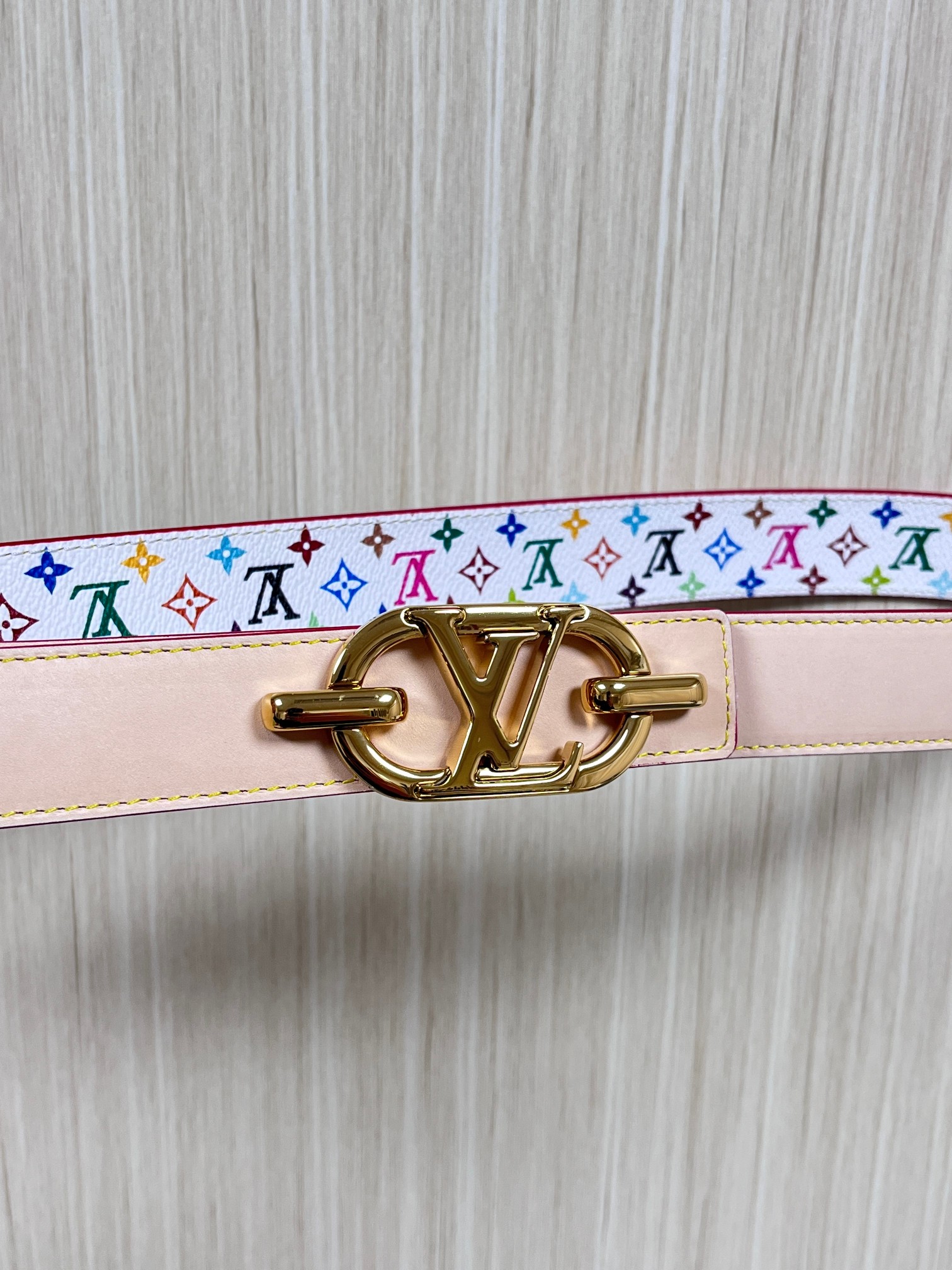 当季新款，腰带取材雍容牛皮革和 Monogram 帆布，便于随心切换两式风尚。路易威登手写体标识化身为宽