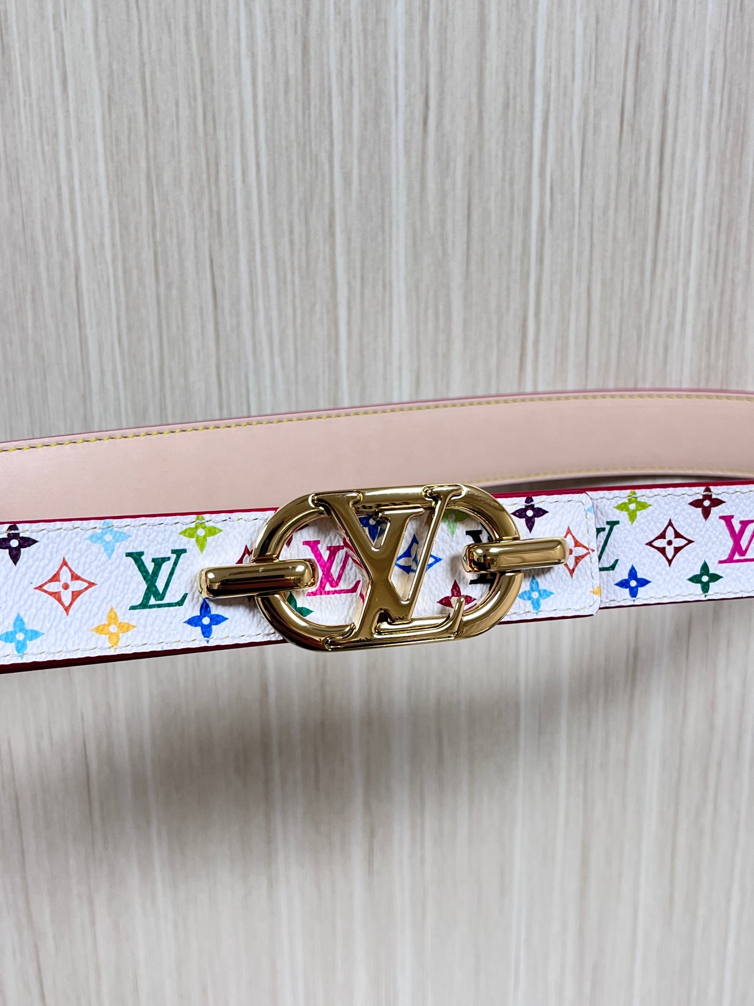 当季新款，腰带取材雍容牛皮革和 Monogram 帆布，便于随心切换两式风尚。路易威登手写体标识化身为宽