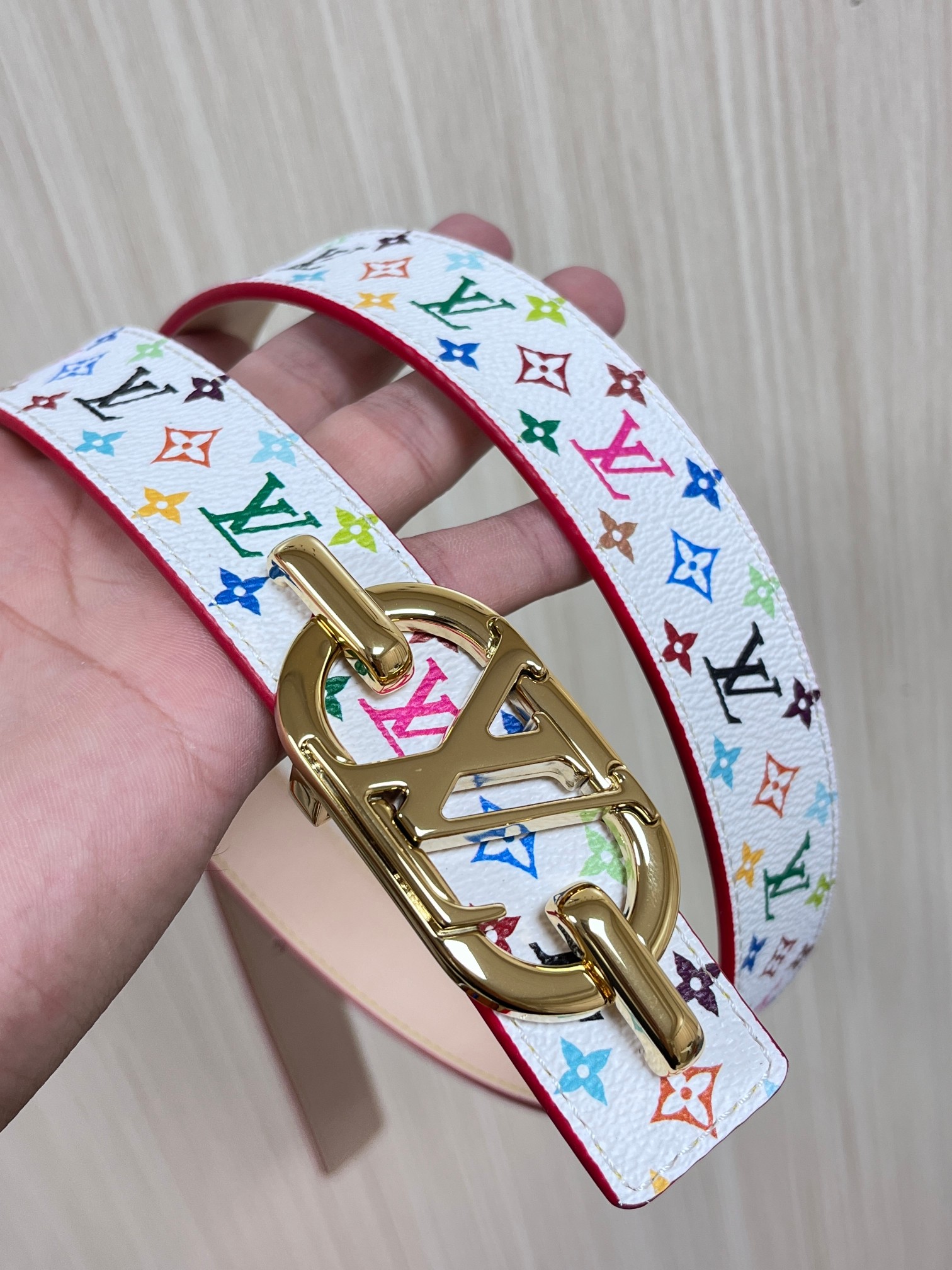 当季新款，腰带取材雍容牛皮革和 Monogram 帆布，便于随心切换两式风尚。路易威登手写体标识化身为宽