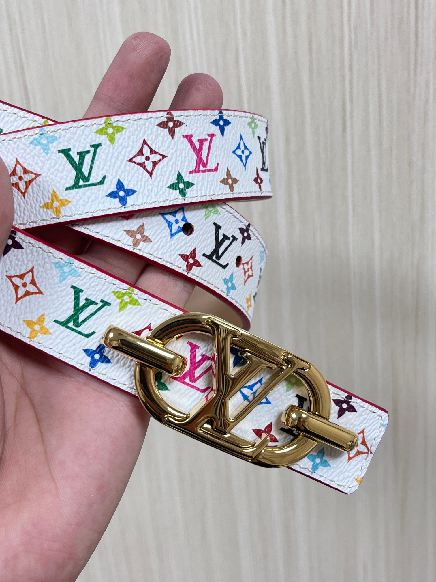 当季新款，腰带取材雍容牛皮革和 Monogram 帆布，便于随心切换两式风尚。路易威登手写体标识化身为宽