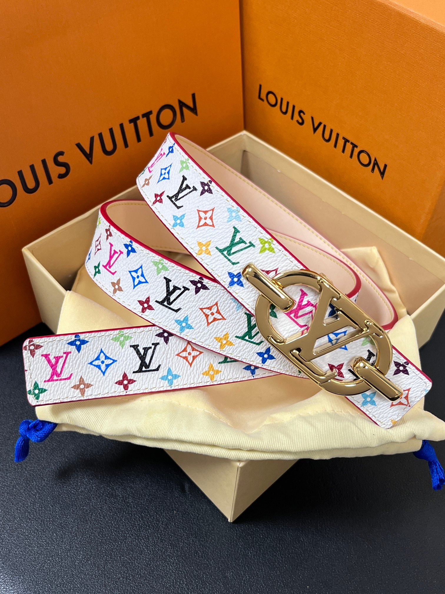 当季新款，腰带取材雍容牛皮革和 Monogram 帆布，便于随心切换两式风尚。路易威登手写体标识化身为宽