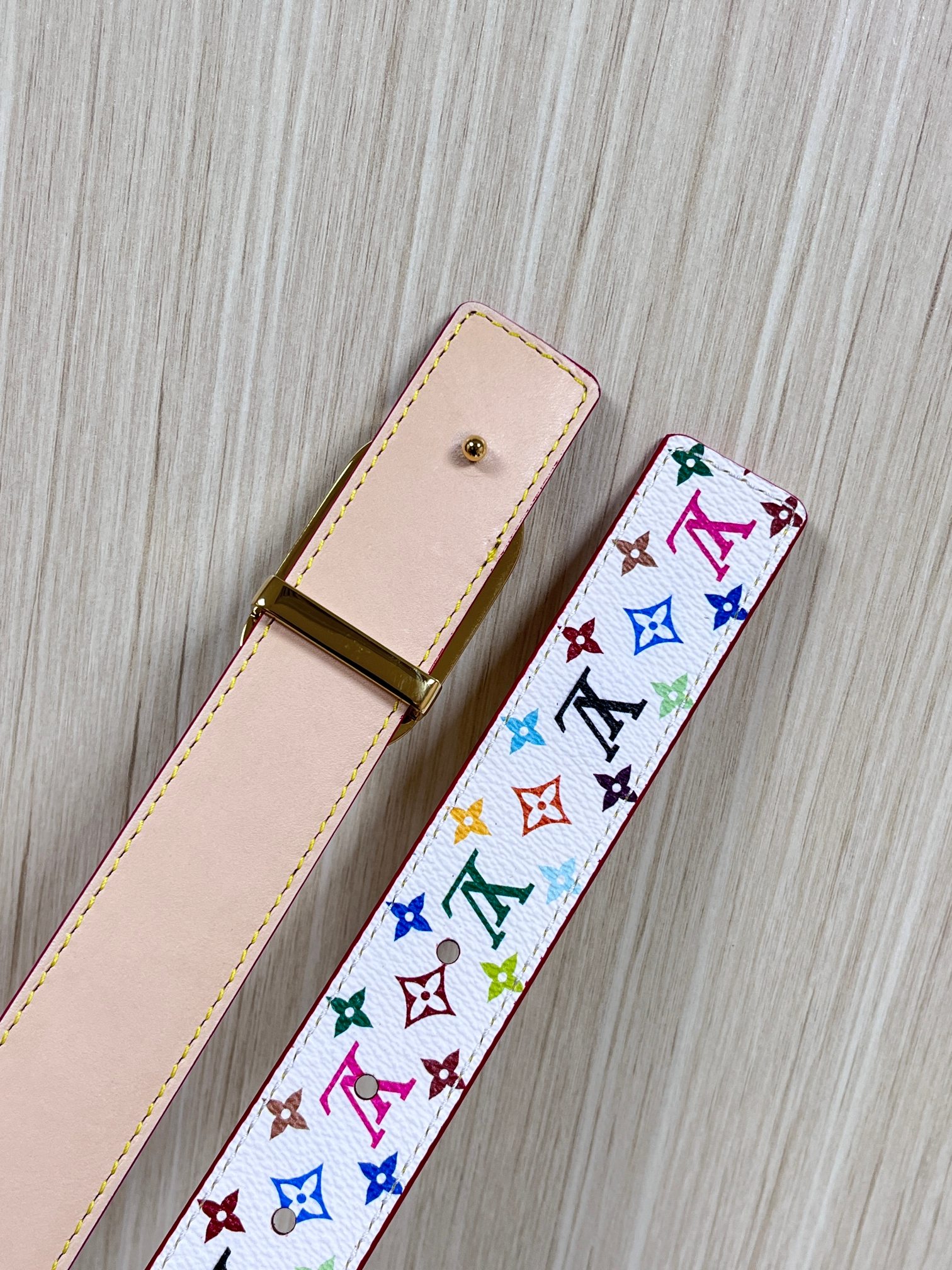 当季新款，腰带取材雍容牛皮革和 Monogram 帆布，便于随心切换两式风尚。路易威登手写体标识化身为宽