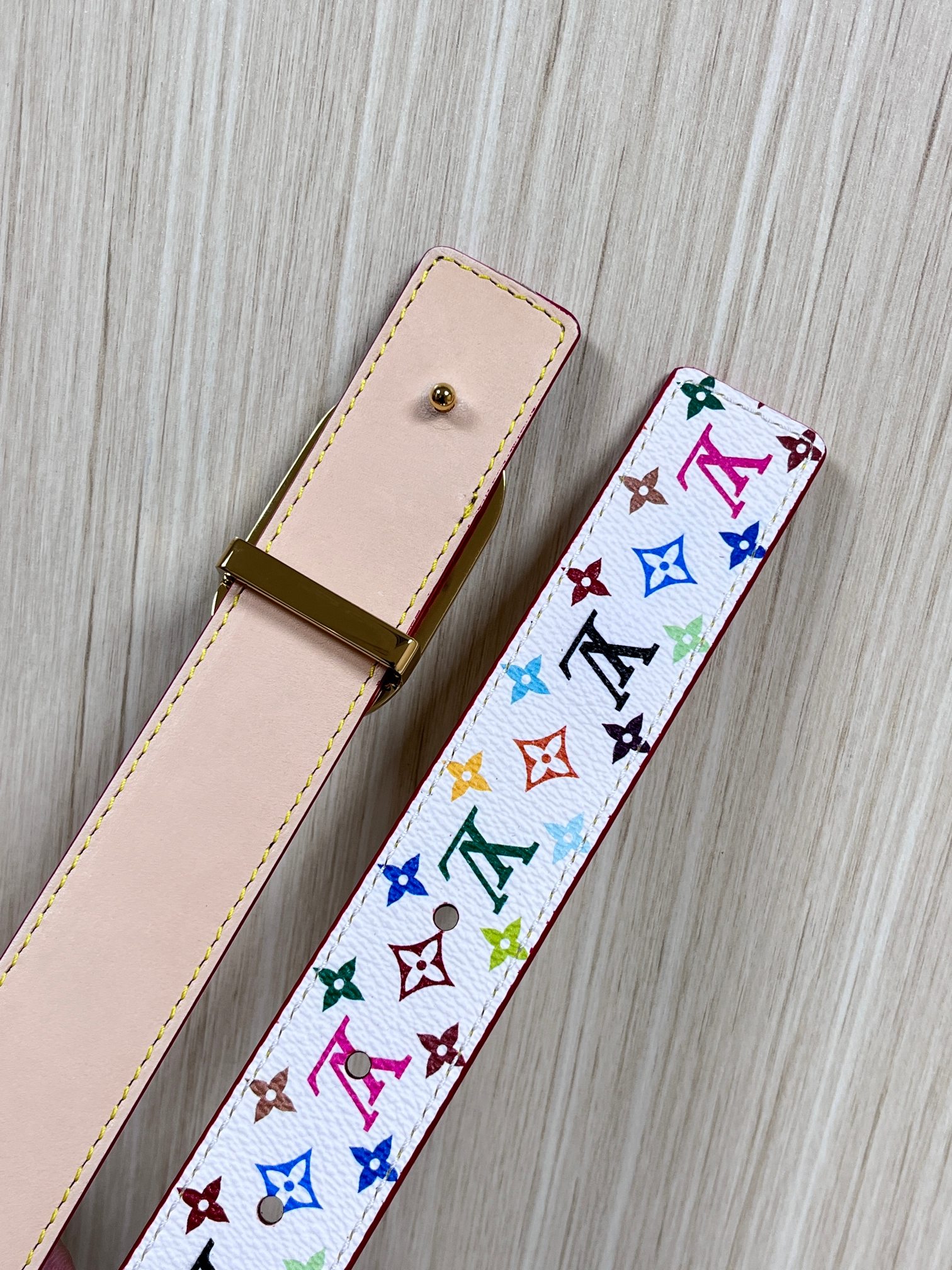 当季新款，腰带取材雍容牛皮革和 Monogram 帆布，便于随心切换两式风尚。路易威登手写体标识化身为宽