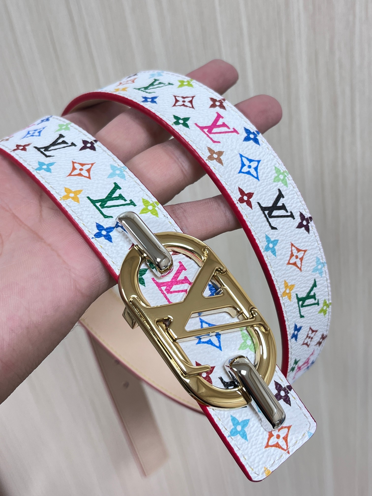 当季新款，腰带取材雍容牛皮革和 Monogram 帆布，便于随心切换两式风尚。路易威登手写体标识化身为宽