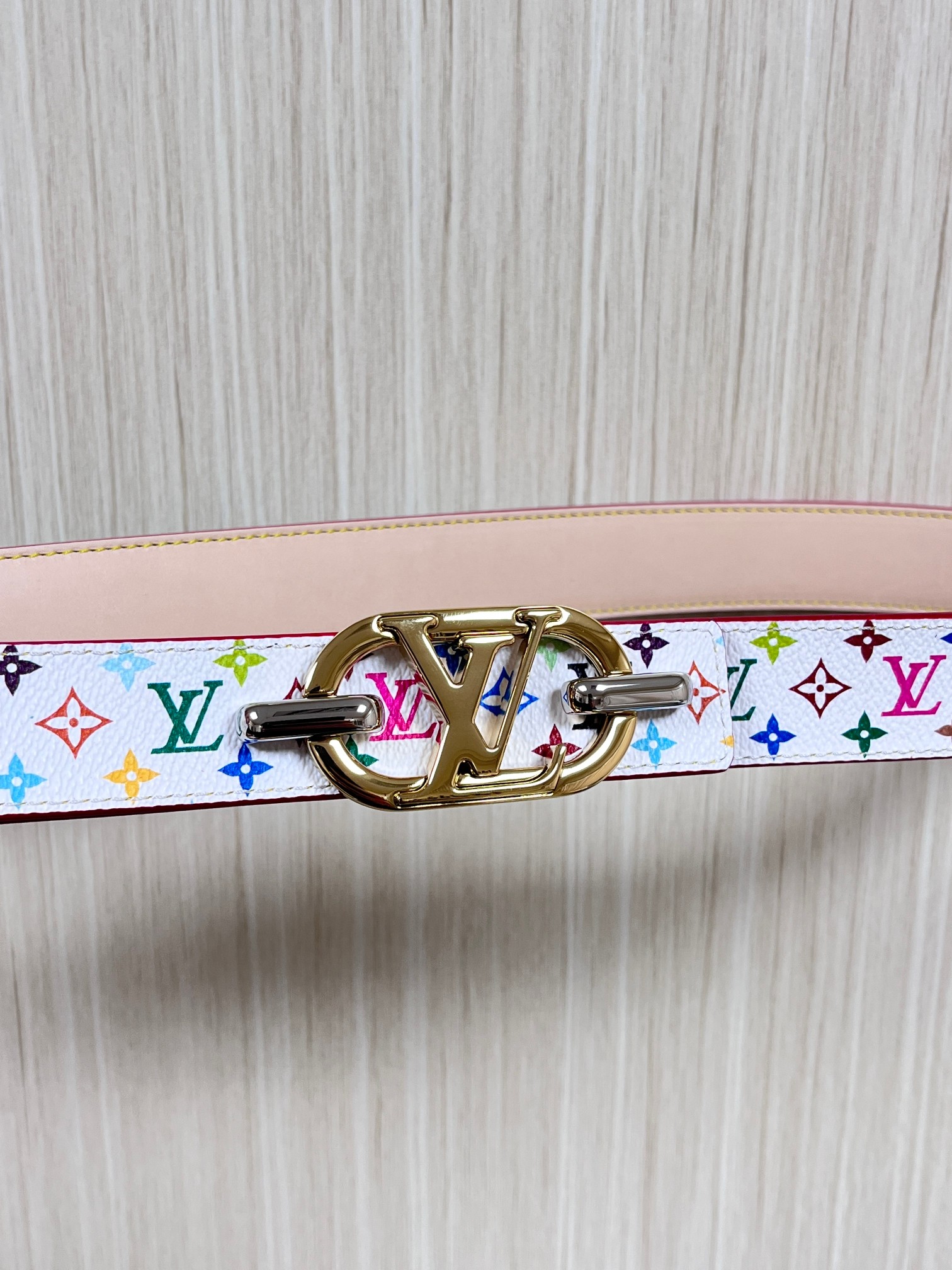 当季新款，腰带取材雍容牛皮革和 Monogram 帆布，便于随心切换两式风尚。路易威登手写体标识化身为宽