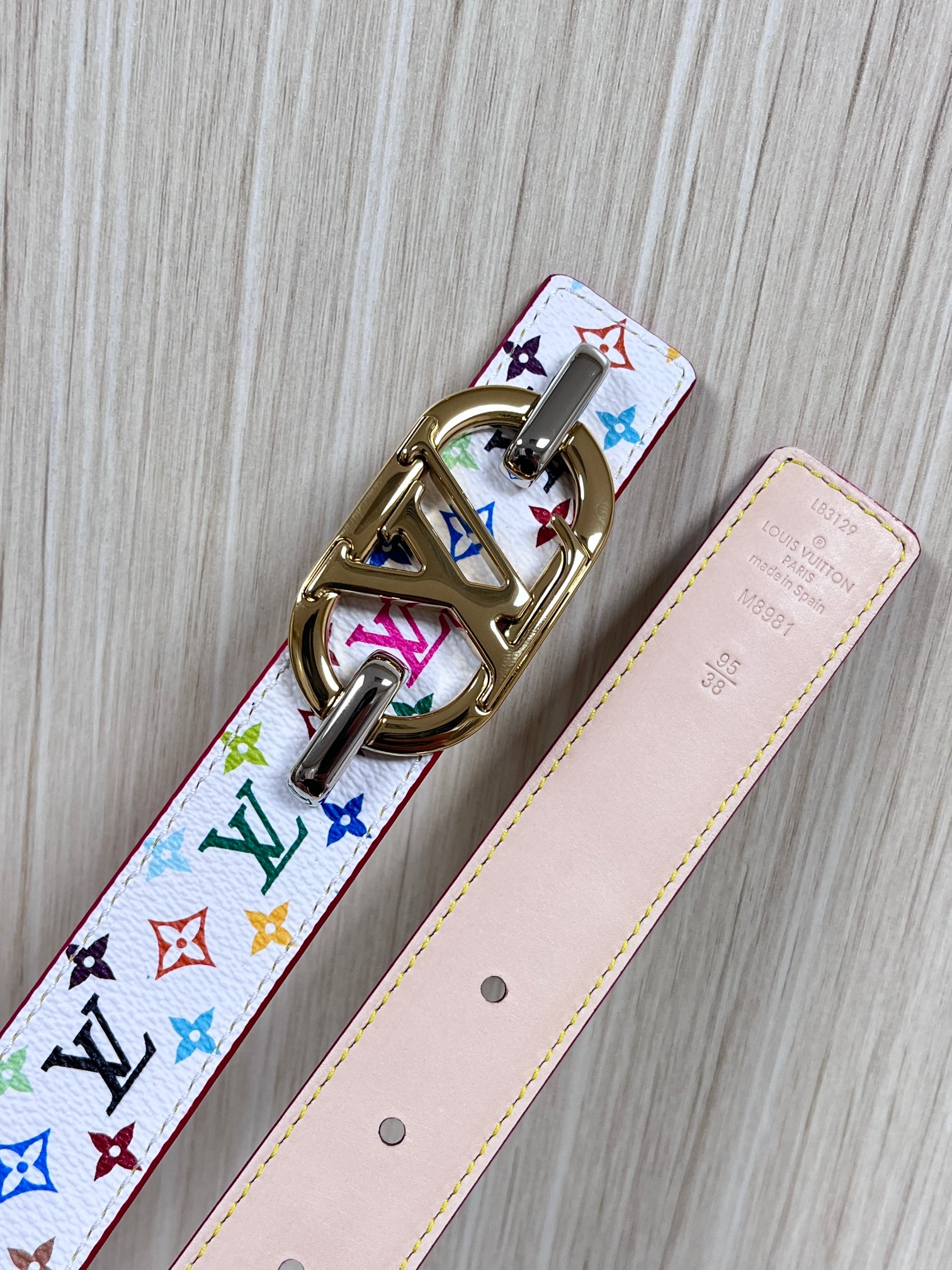 当季新款，腰带取材雍容牛皮革和 Monogram 帆布，便于随心切换两式风尚。路易威登手写体标识化身为宽