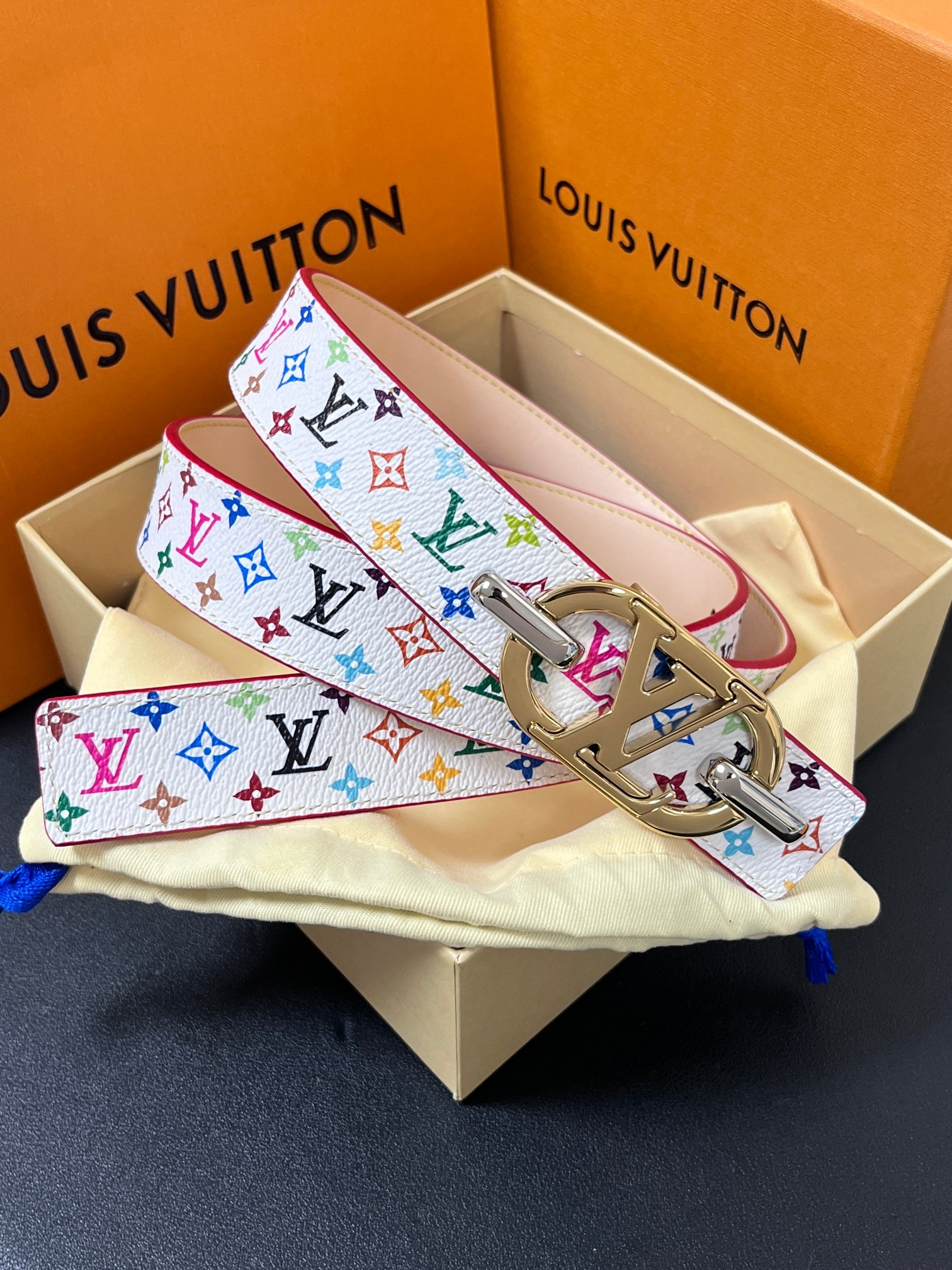 当季新款，腰带取材雍容牛皮革和 Monogram 帆布，便于随心切换两式风尚。路易威登手写体标识化身为宽