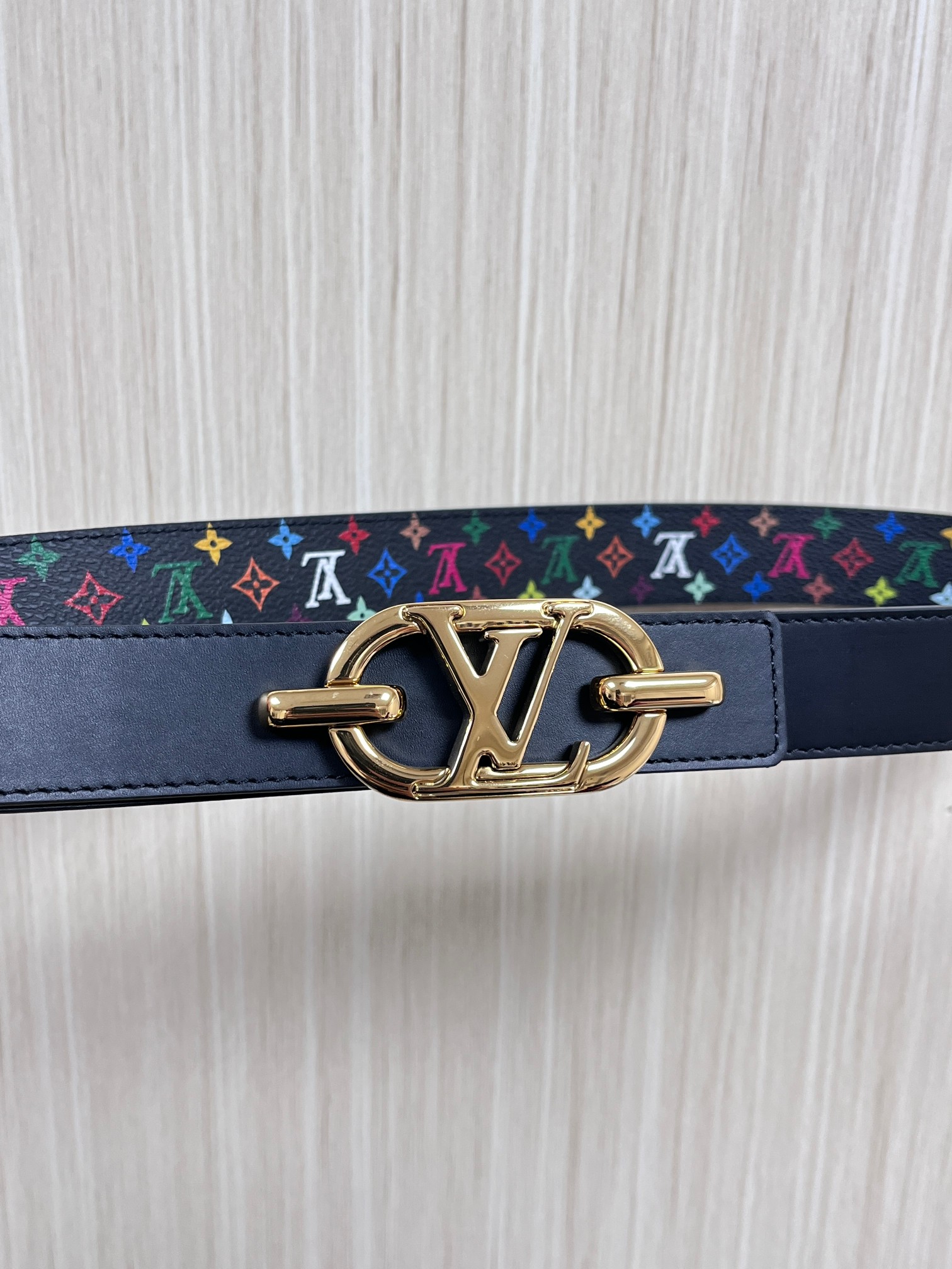 当季新款，腰带取材雍容牛皮革和 Monogram 帆布，便于随心切换两式风尚。路易威登手写体标识化身为宽