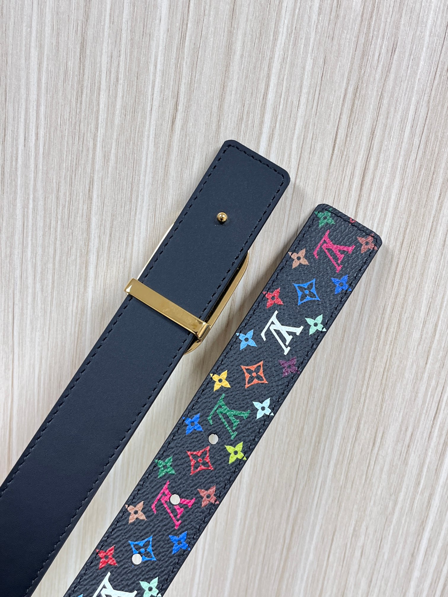 当季新款，腰带取材雍容牛皮革和 Monogram 帆布，便于随心切换两式风尚。路易威登手写体标识化身为宽