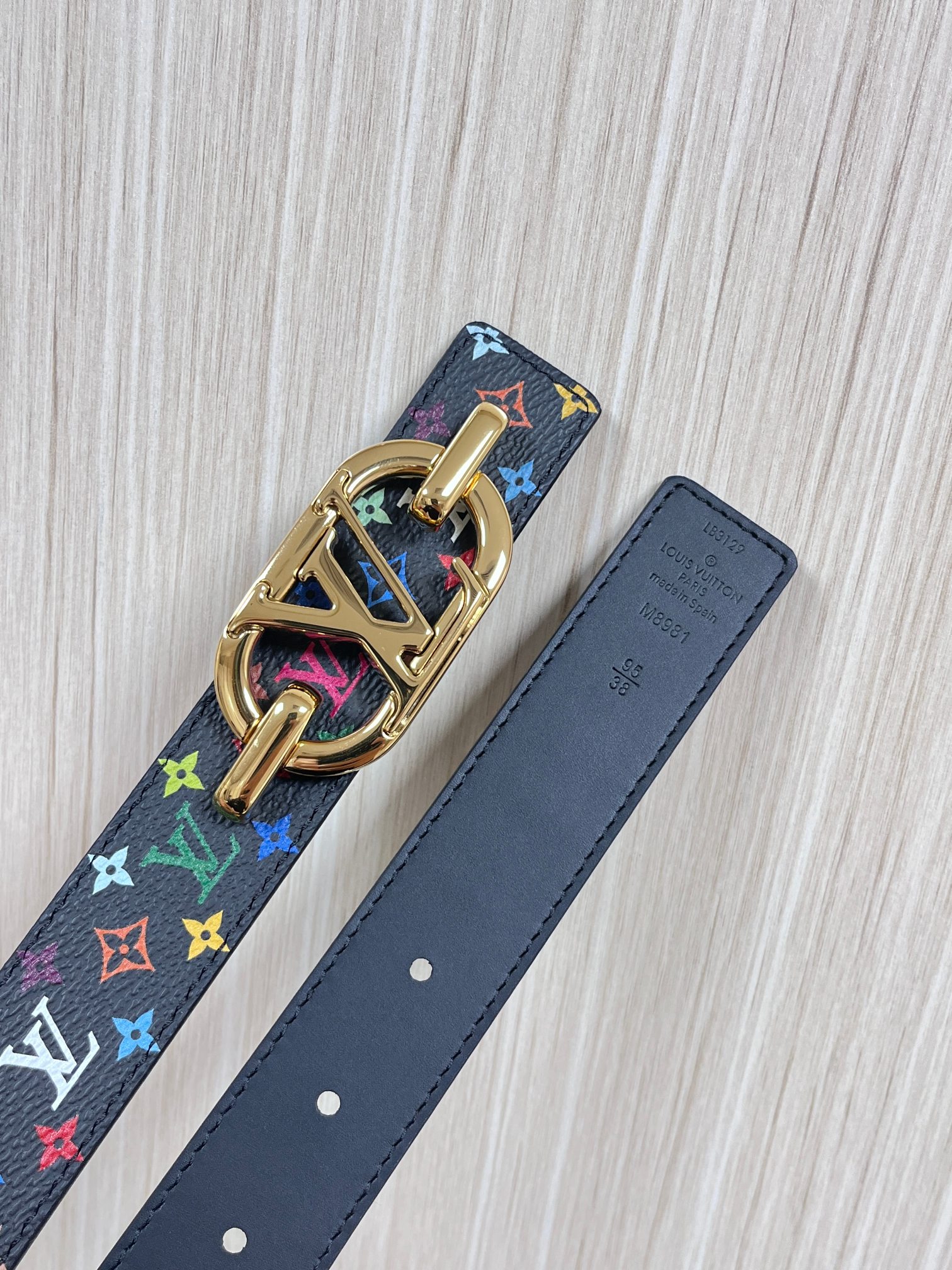 当季新款，腰带取材雍容牛皮革和 Monogram 帆布，便于随心切换两式风尚。路易威登手写体标识化身为宽