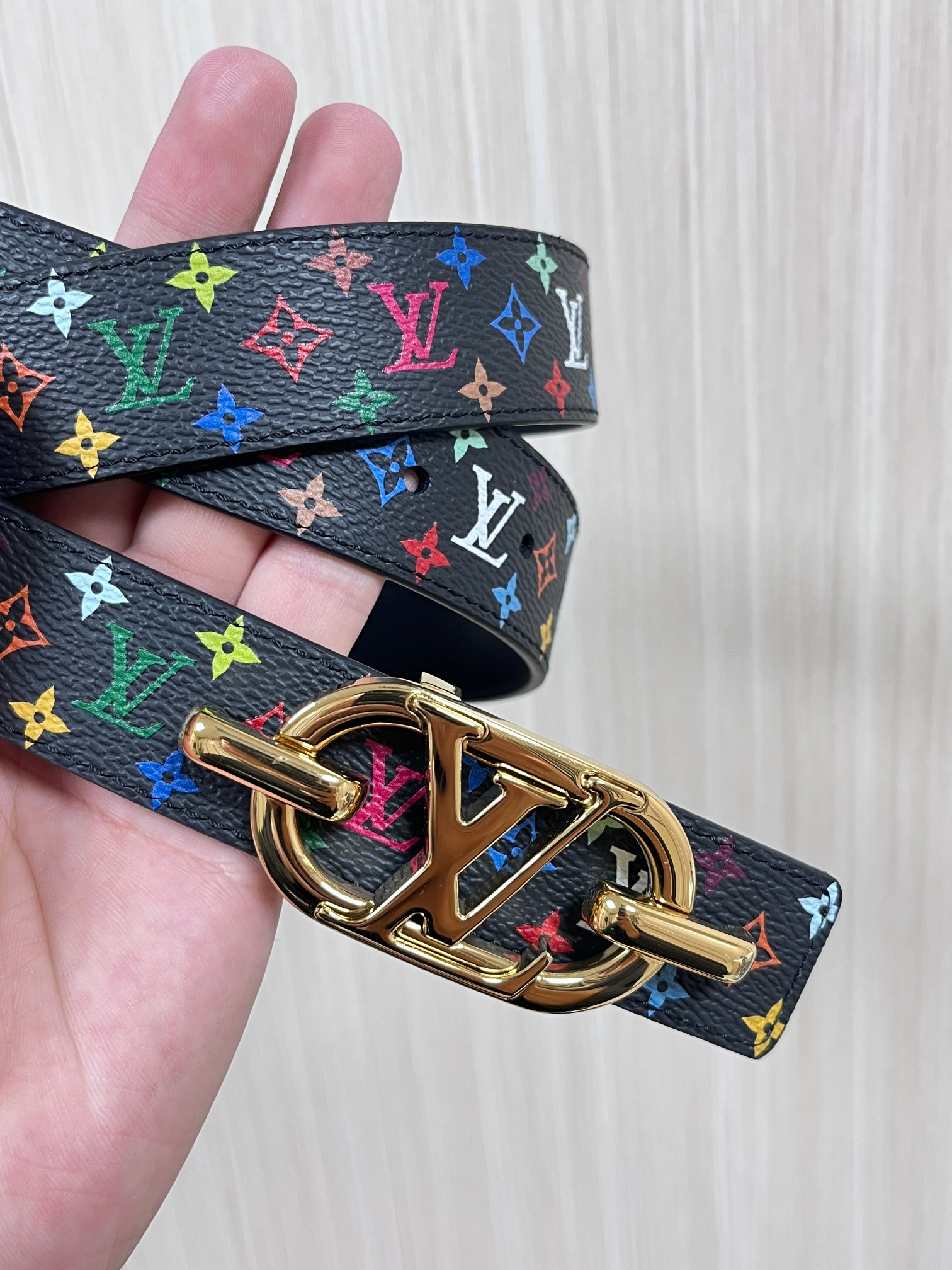 当季新款，腰带取材雍容牛皮革和 Monogram 帆布，便于随心切换两式风尚。路易威登手写体标识化身为宽