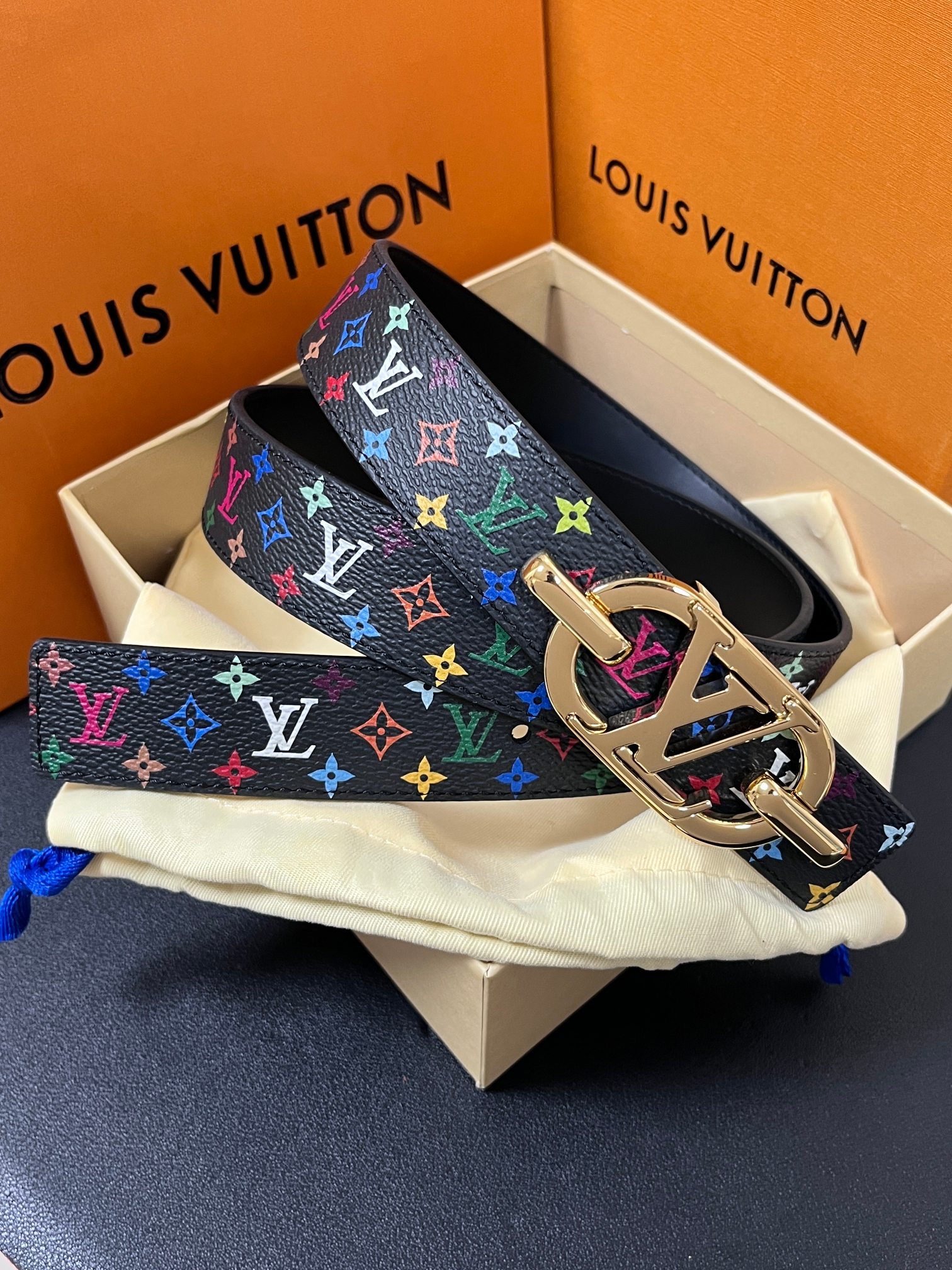 当季新款，腰带取材雍容牛皮革和 Monogram 帆布，便于随心切换两式风尚。路易威登手写体标识化身为宽