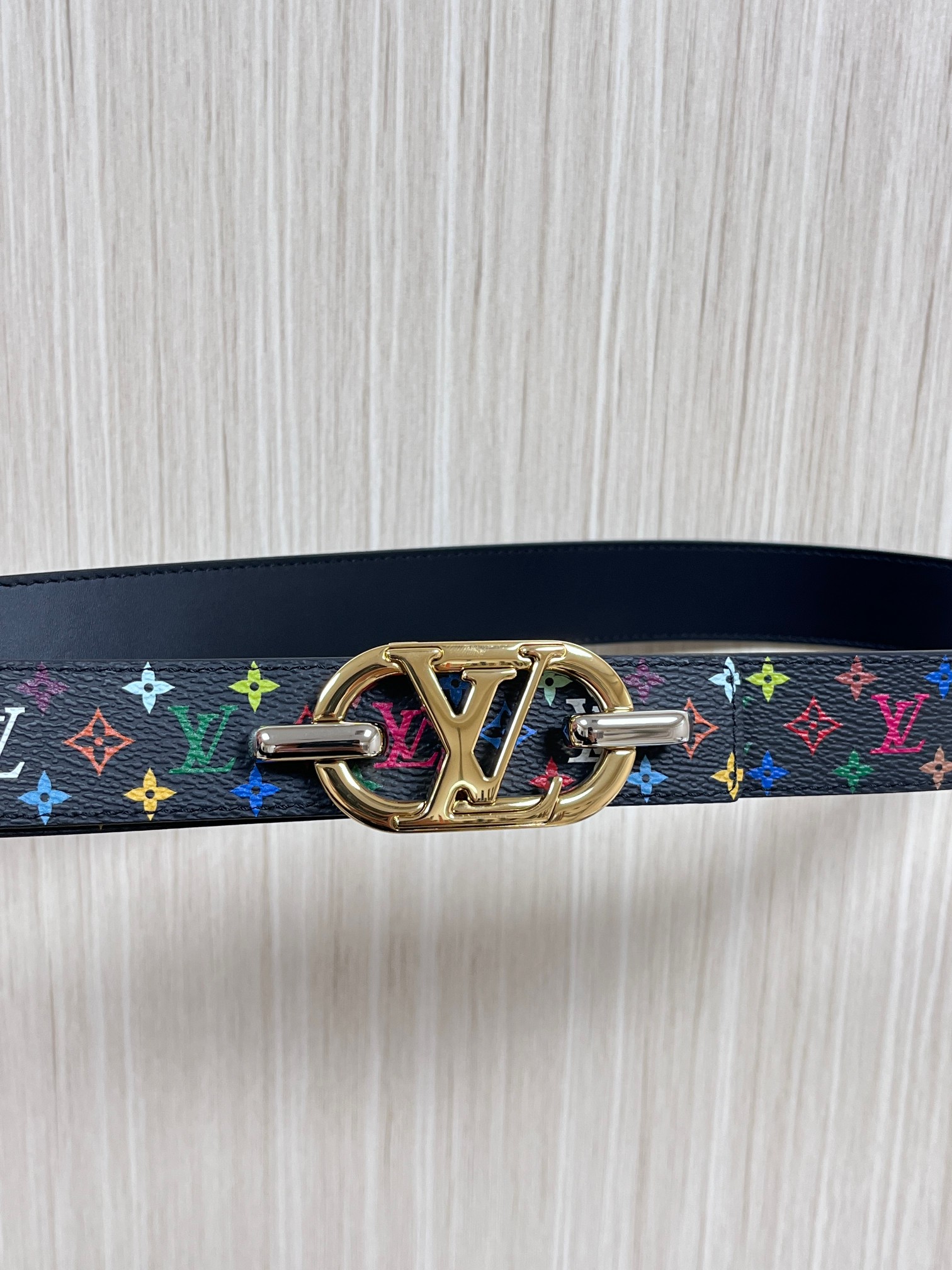 当季新款，腰带取材雍容牛皮革和 Monogram 帆布，便于随心切换两式风尚。路易威登手写体标识化身为宽