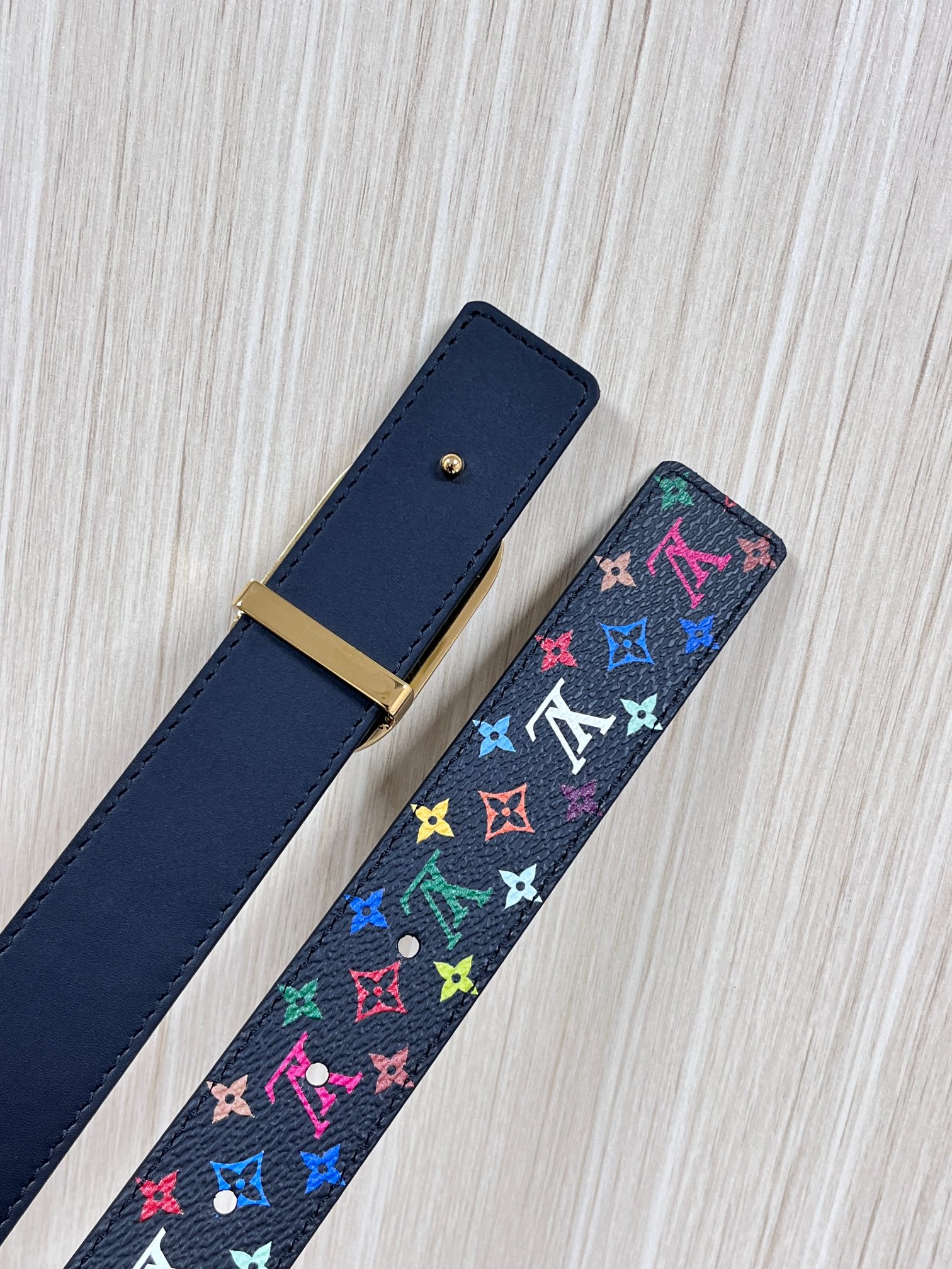 当季新款，腰带取材雍容牛皮革和 Monogram 帆布，便于随心切换两式风尚。路易威登手写体标识化身为宽