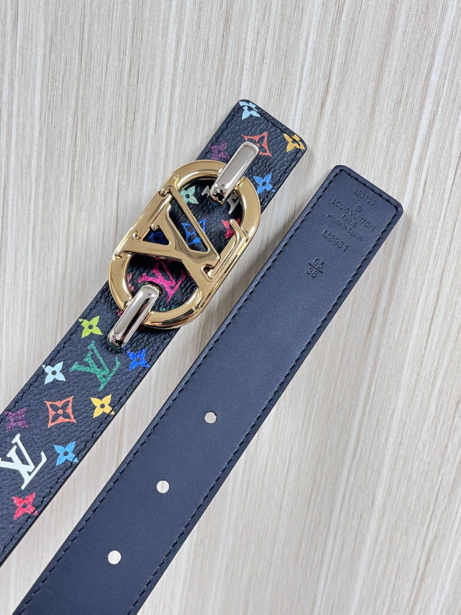 当季新款，腰带取材雍容牛皮革和 Monogram 帆布，便于随心切换两式风尚。路易威登手写体标识化身为宽