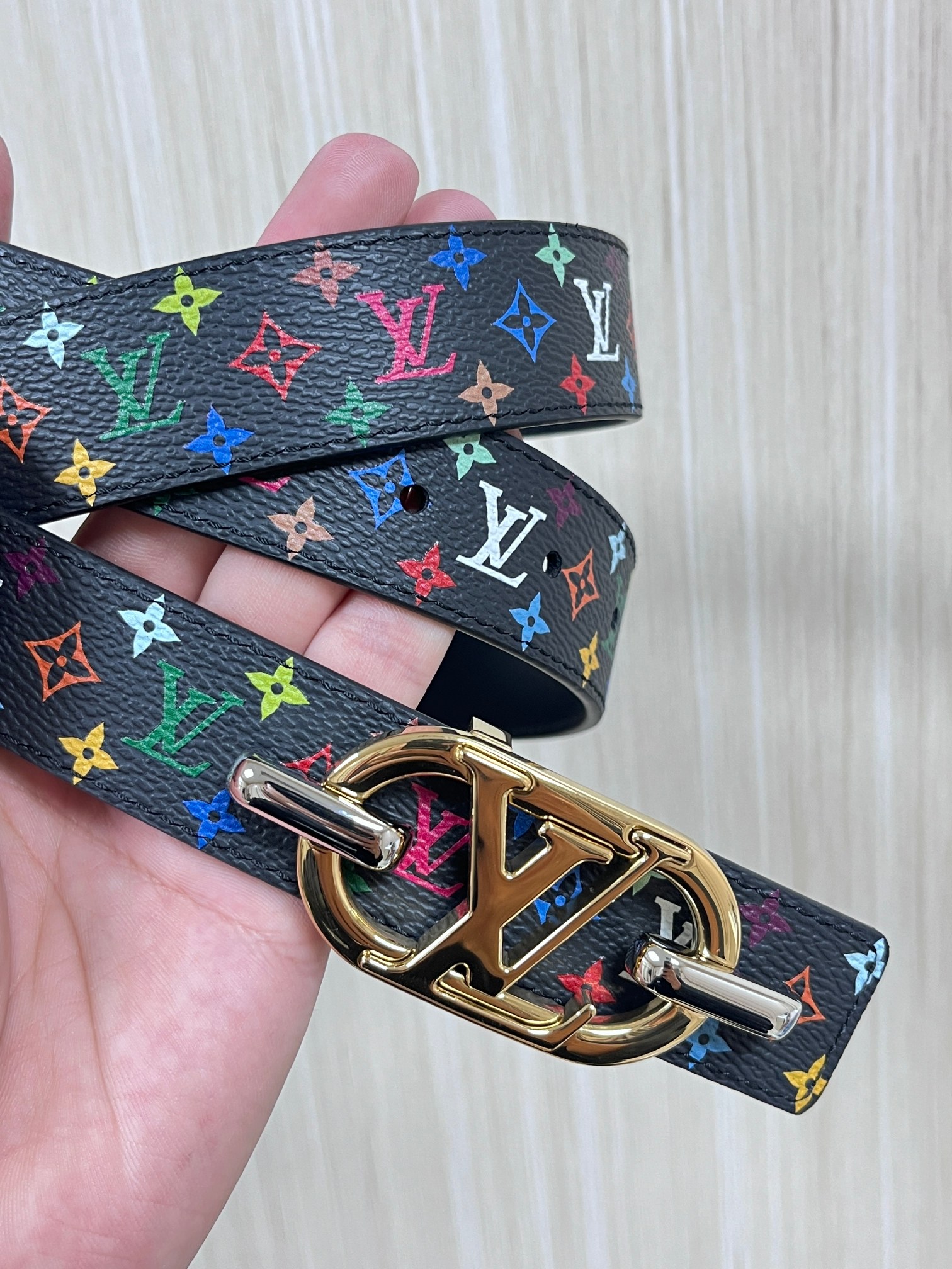 当季新款，腰带取材雍容牛皮革和 Monogram 帆布，便于随心切换两式风尚。路易威登手写体标识化身为宽