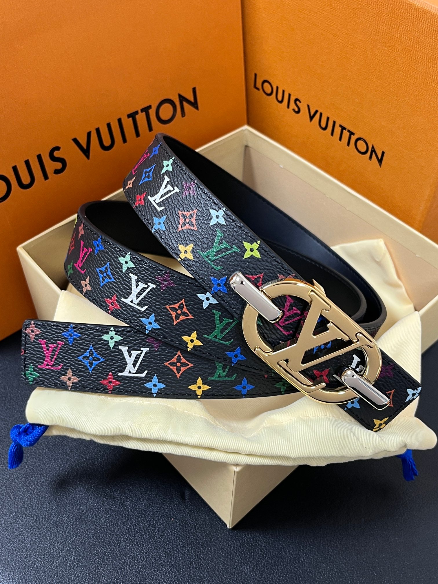 当季新款，腰带取材雍容牛皮革和 Monogram 帆布，便于随心切换两式风尚。路易威登手写体标识化身为宽