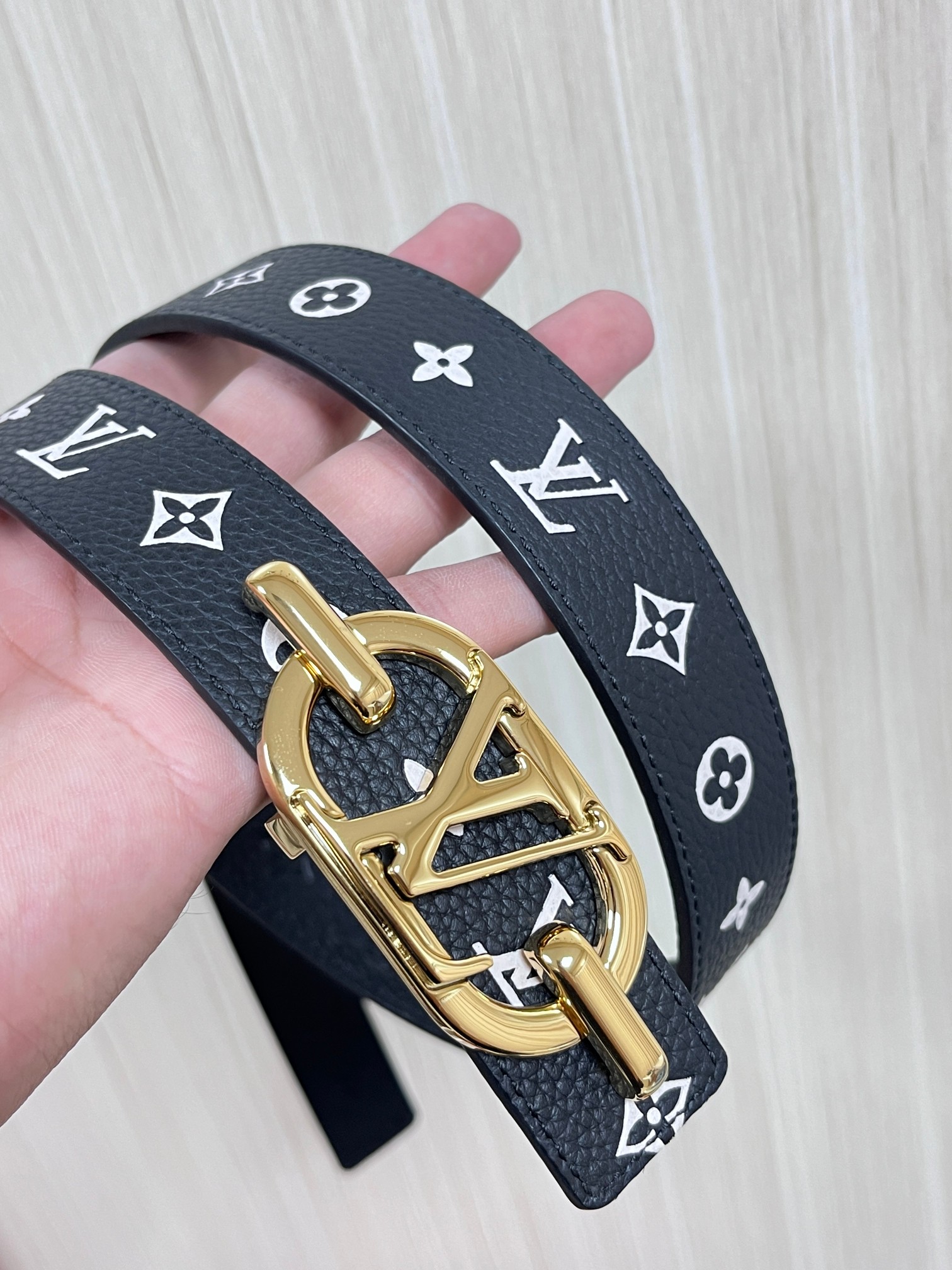 当季新款，腰带取材雍容牛皮革和 Monogram 帆布，便于随心切换两式风尚。路易威登手写体标识化身为宽