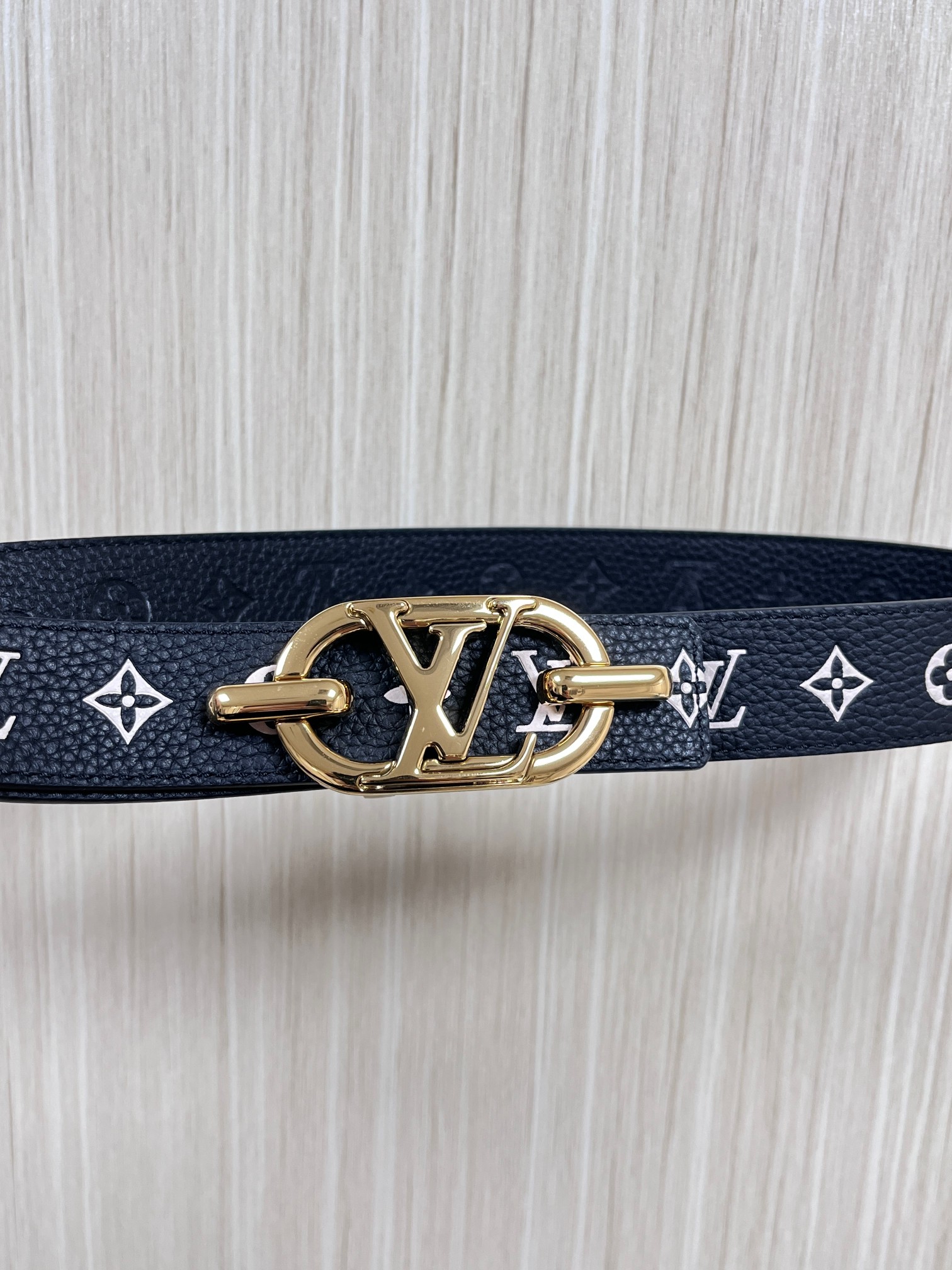 当季新款，腰带取材雍容牛皮革和 Monogram 帆布，便于随心切换两式风尚。路易威登手写体标识化身为宽