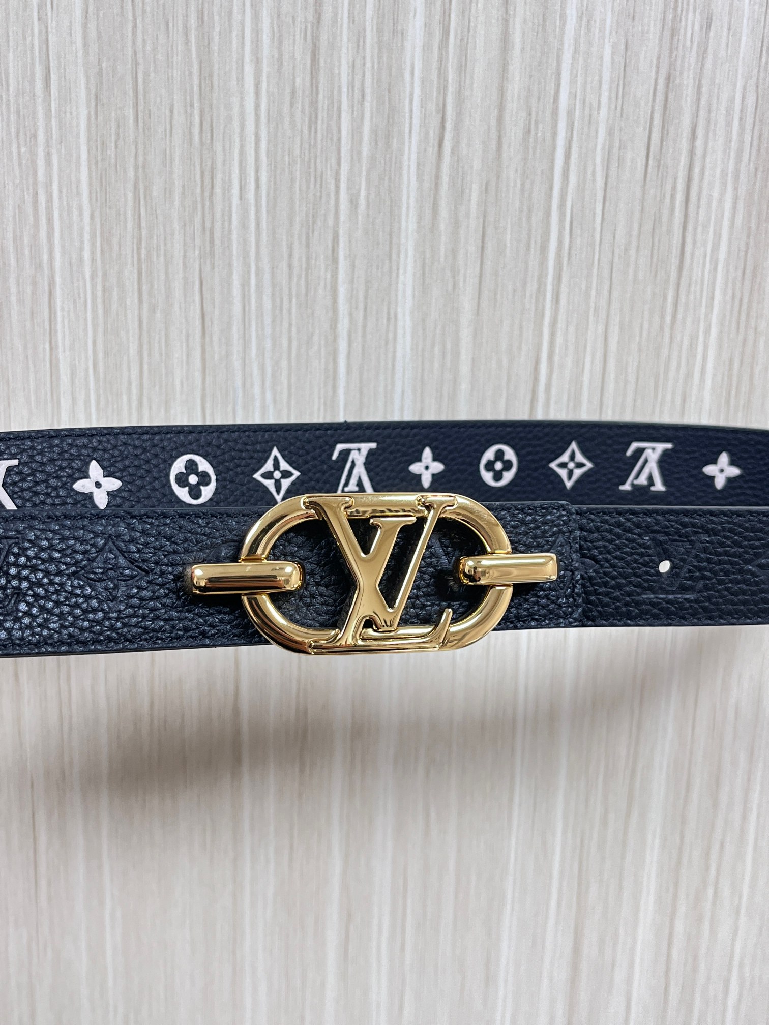 当季新款，腰带取材雍容牛皮革和 Monogram 帆布，便于随心切换两式风尚。路易威登手写体标识化身为宽