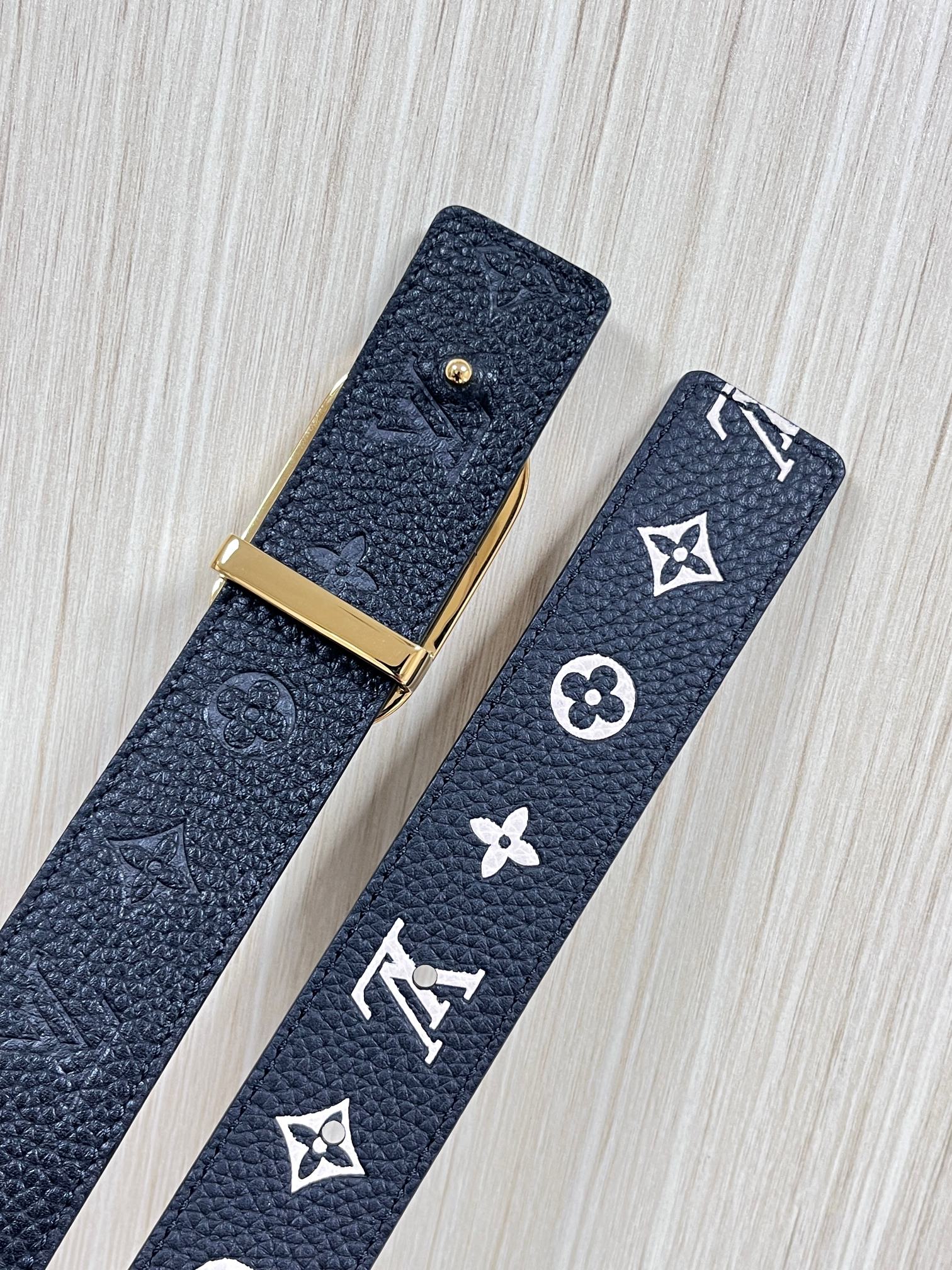 当季新款，腰带取材雍容牛皮革和 Monogram 帆布，便于随心切换两式风尚。路易威登手写体标识化身为宽