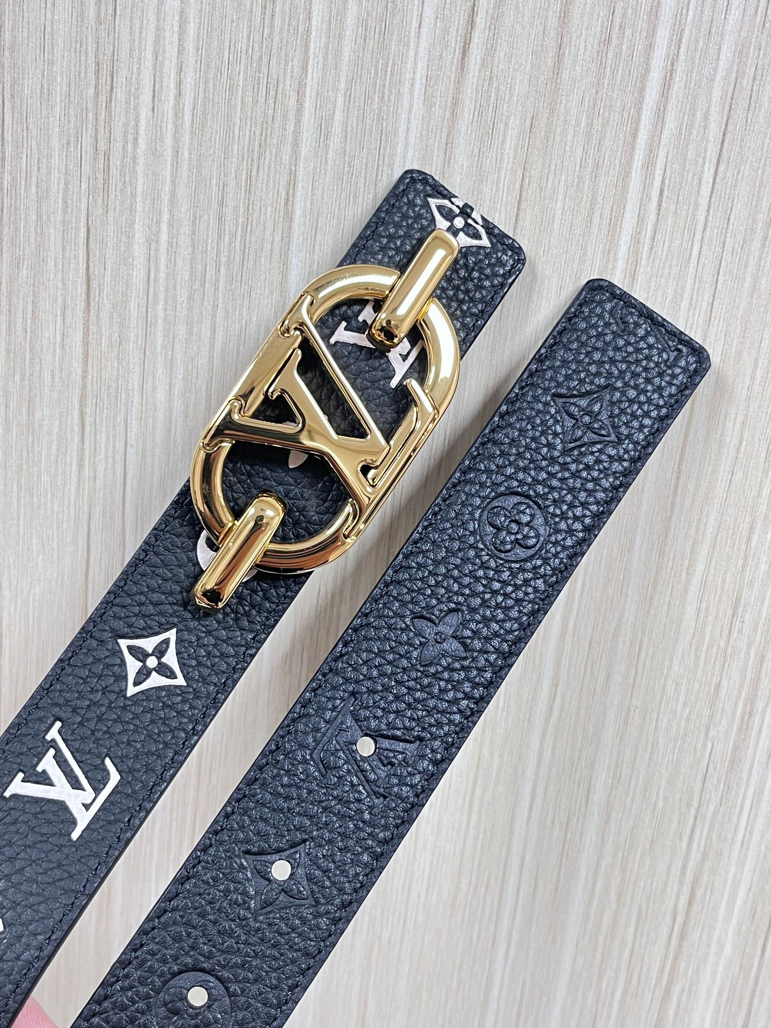 当季新款，腰带取材雍容牛皮革和 Monogram 帆布，便于随心切换两式风尚。路易威登手写体标识化身为宽