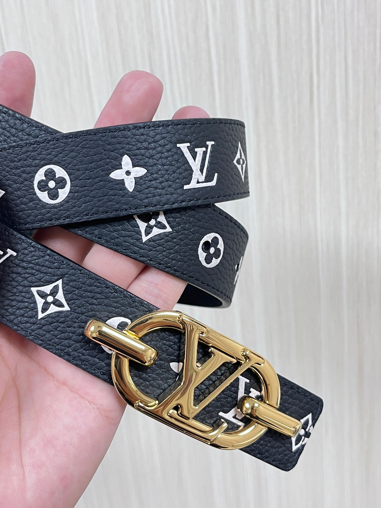 当季新款，腰带取材雍容牛皮革和 Monogram 帆布，便于随心切换两式风尚。路易威登手写体标识化身为宽