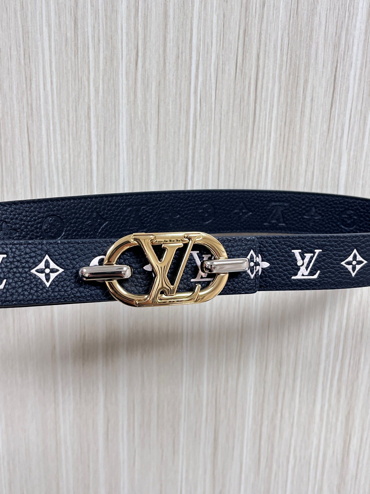 当季新款，腰带取材雍容牛皮革和 Monogram 帆布，便于随心切换两式风尚。路易威登手写体标识化身为宽