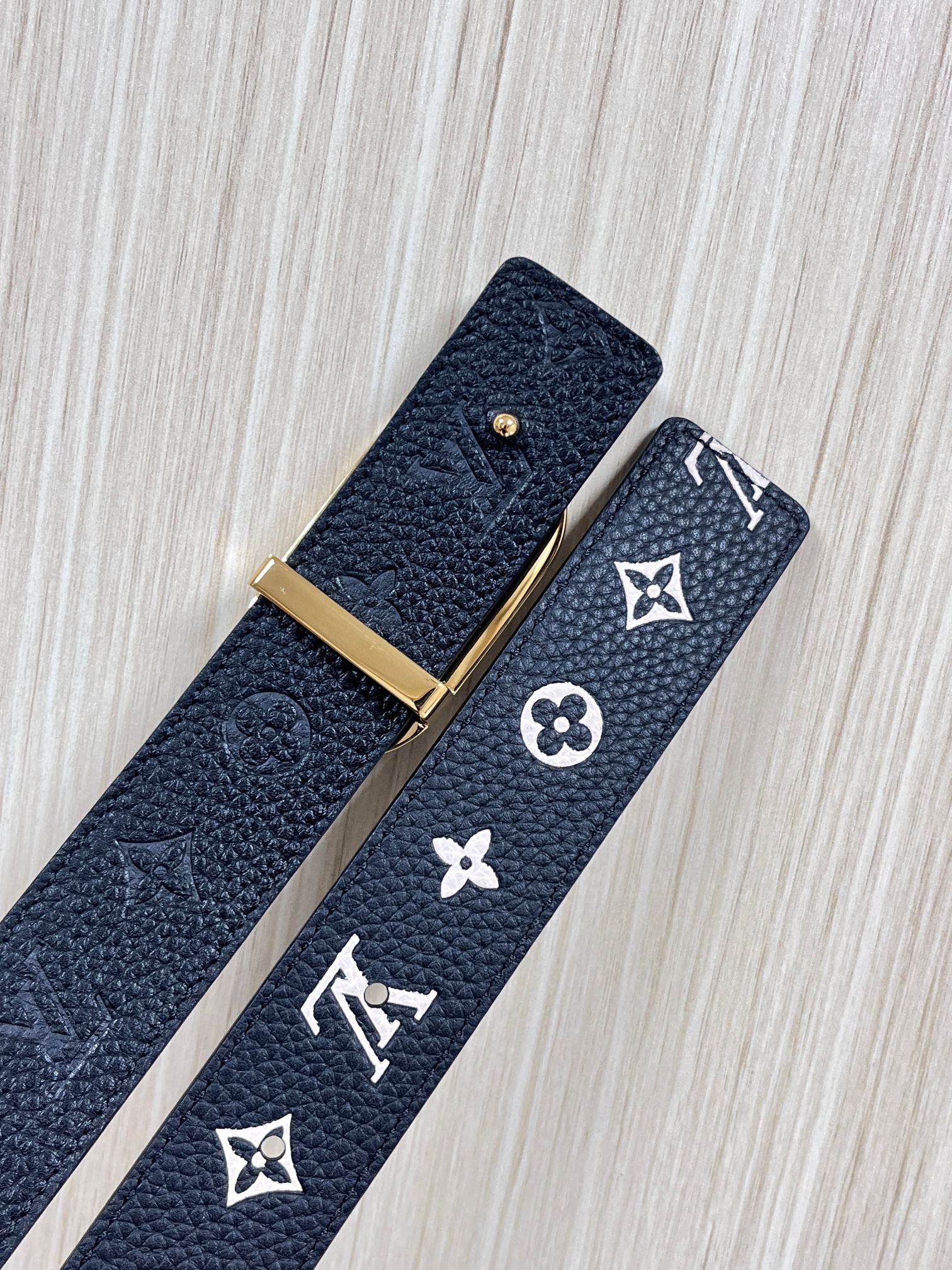 当季新款，腰带取材雍容牛皮革和 Monogram 帆布，便于随心切换两式风尚。路易威登手写体标识化身为宽