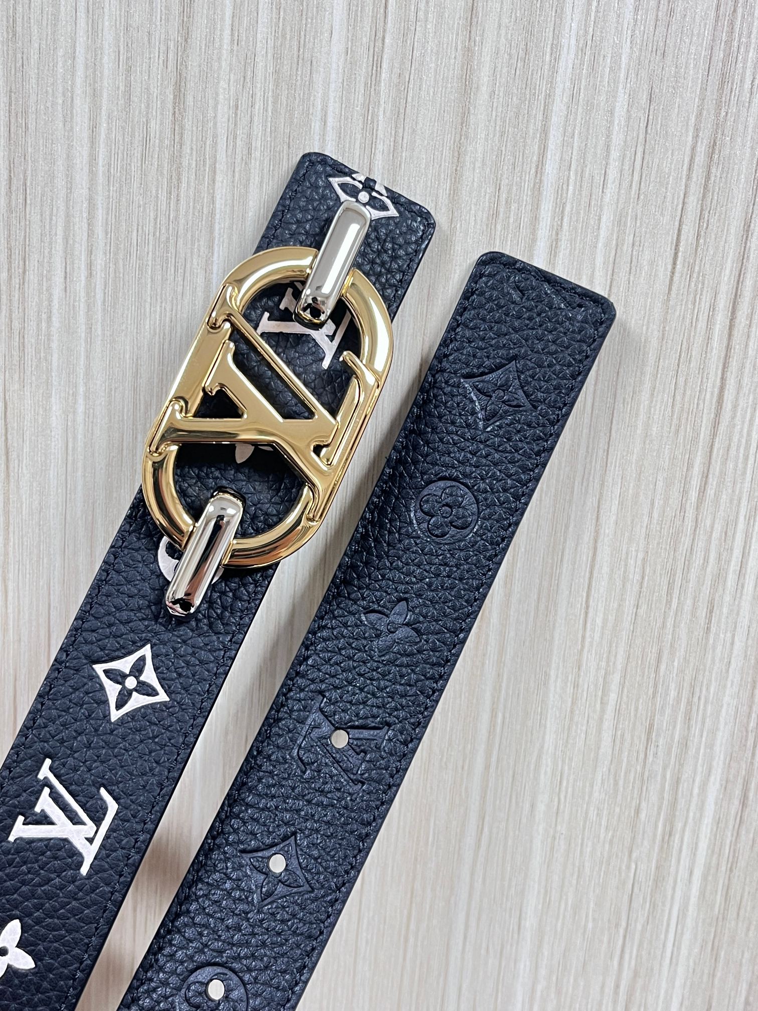 当季新款，腰带取材雍容牛皮革和 Monogram 帆布，便于随心切换两式风尚。路易威登手写体标识化身为宽