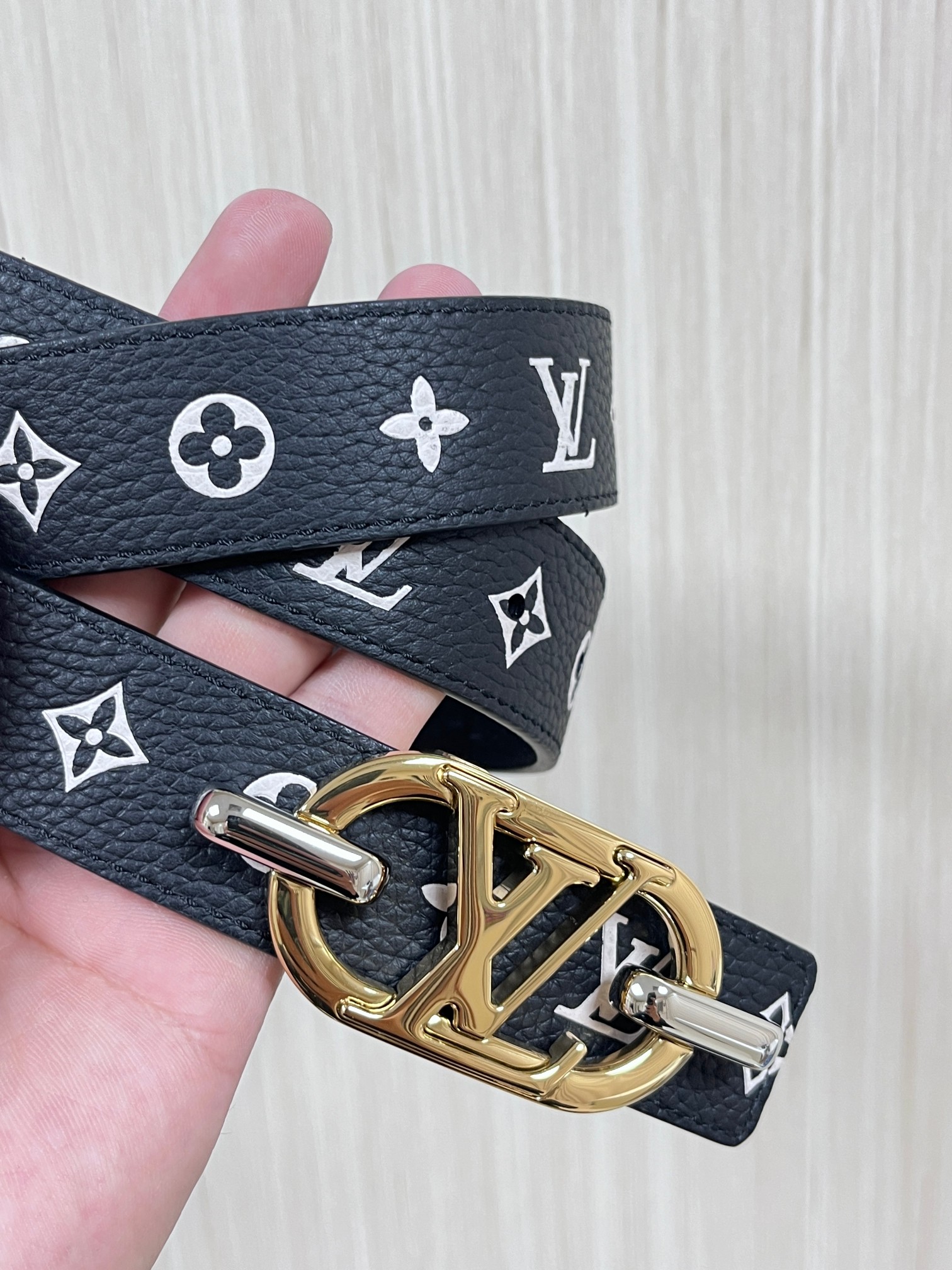 当季新款，腰带取材雍容牛皮革和 Monogram 帆布，便于随心切换两式风尚。路易威登手写体标识化身为宽