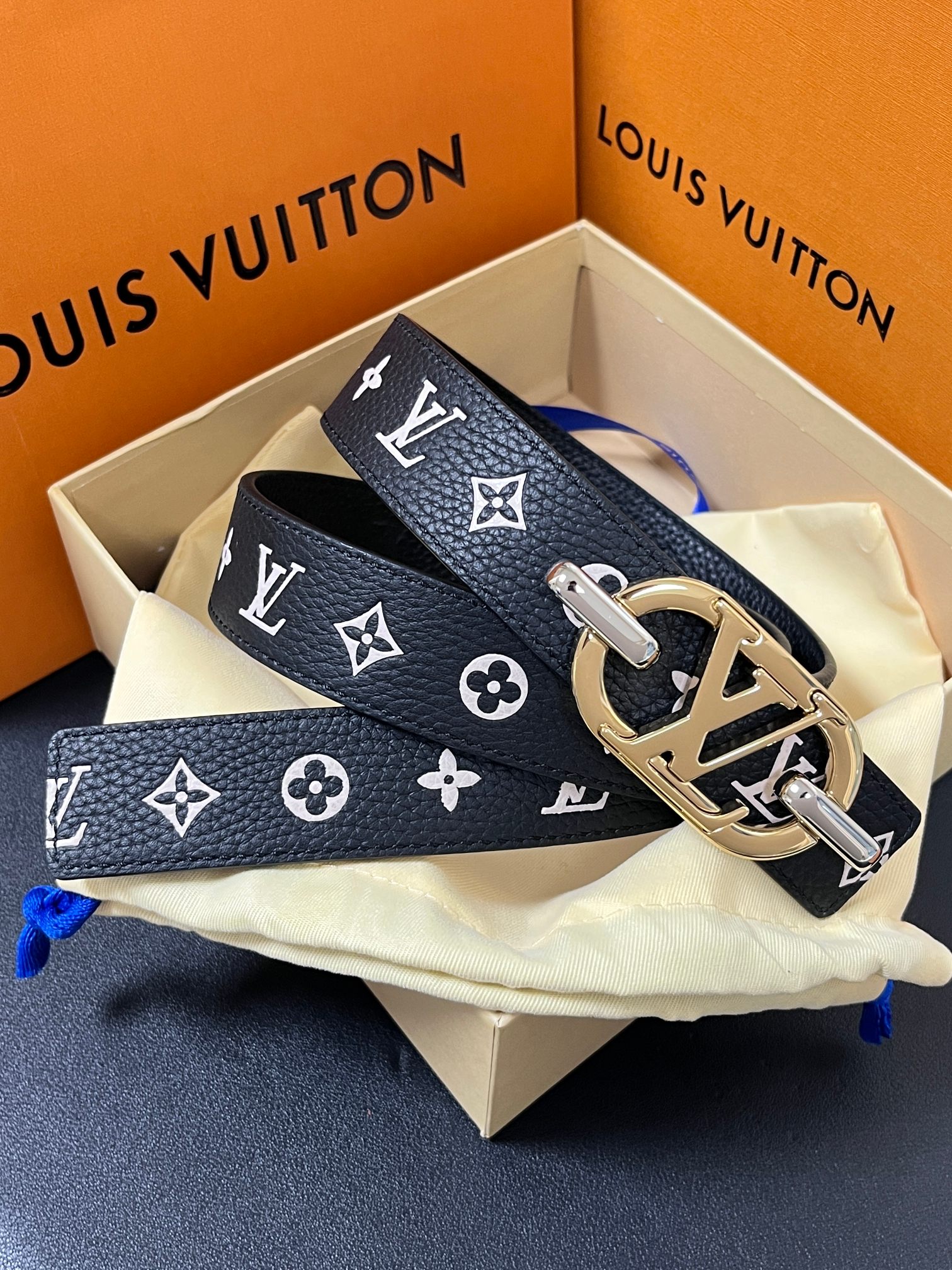 当季新款，腰带取材雍容牛皮革和 Monogram 帆布，便于随心切换两式风尚。路易威登手写体标识化身为宽