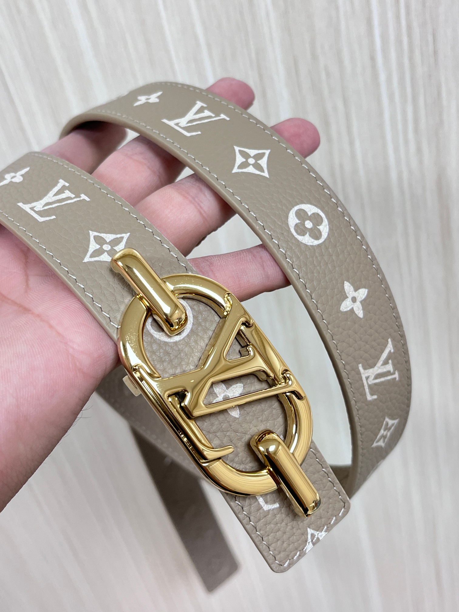 当季新款，腰带取材雍容牛皮革和 Monogram 帆布，便于随心切换两式风尚。路易威登手写体标识化身为宽