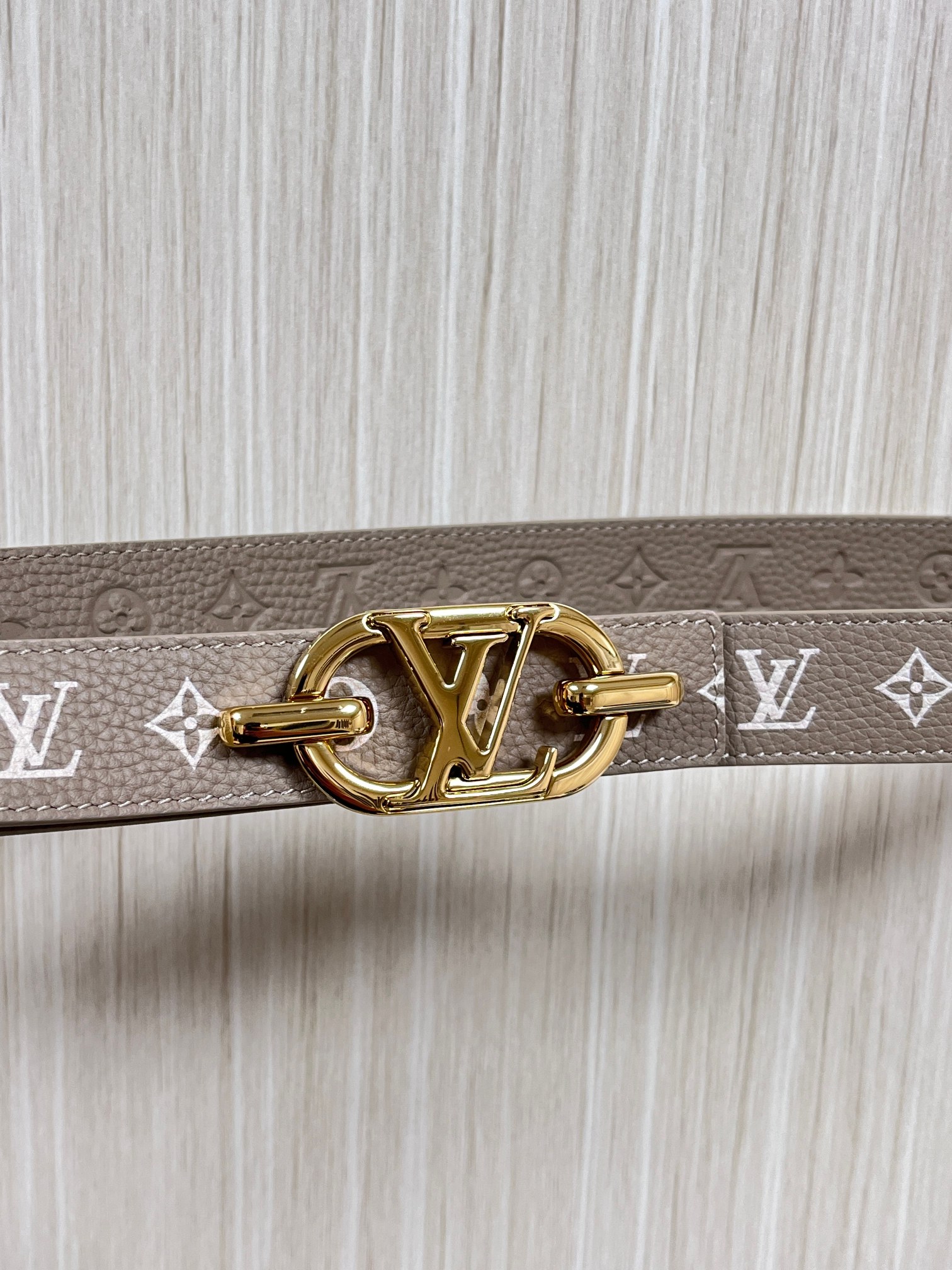 当季新款，腰带取材雍容牛皮革和 Monogram 帆布，便于随心切换两式风尚。路易威登手写体标识化身为宽