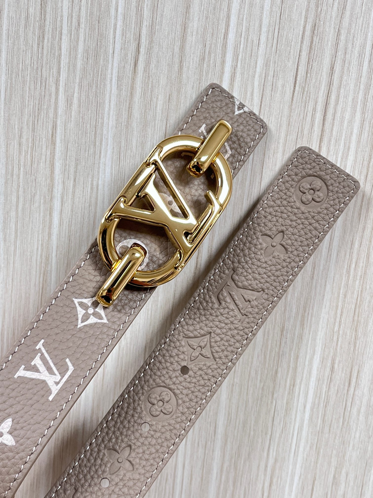 当季新款，腰带取材雍容牛皮革和 Monogram 帆布，便于随心切换两式风尚。路易威登手写体标识化身为宽