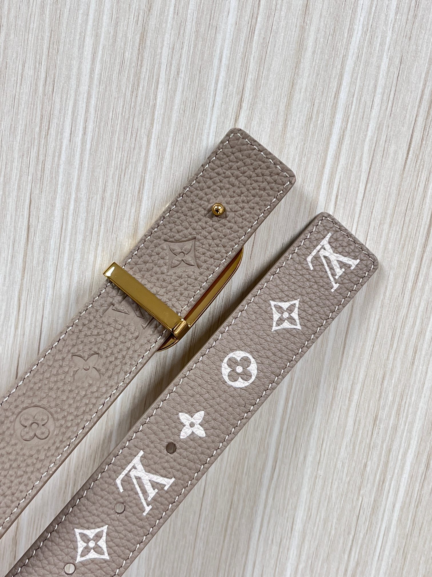 当季新款，腰带取材雍容牛皮革和 Monogram 帆布，便于随心切换两式风尚。路易威登手写体标识化身为宽