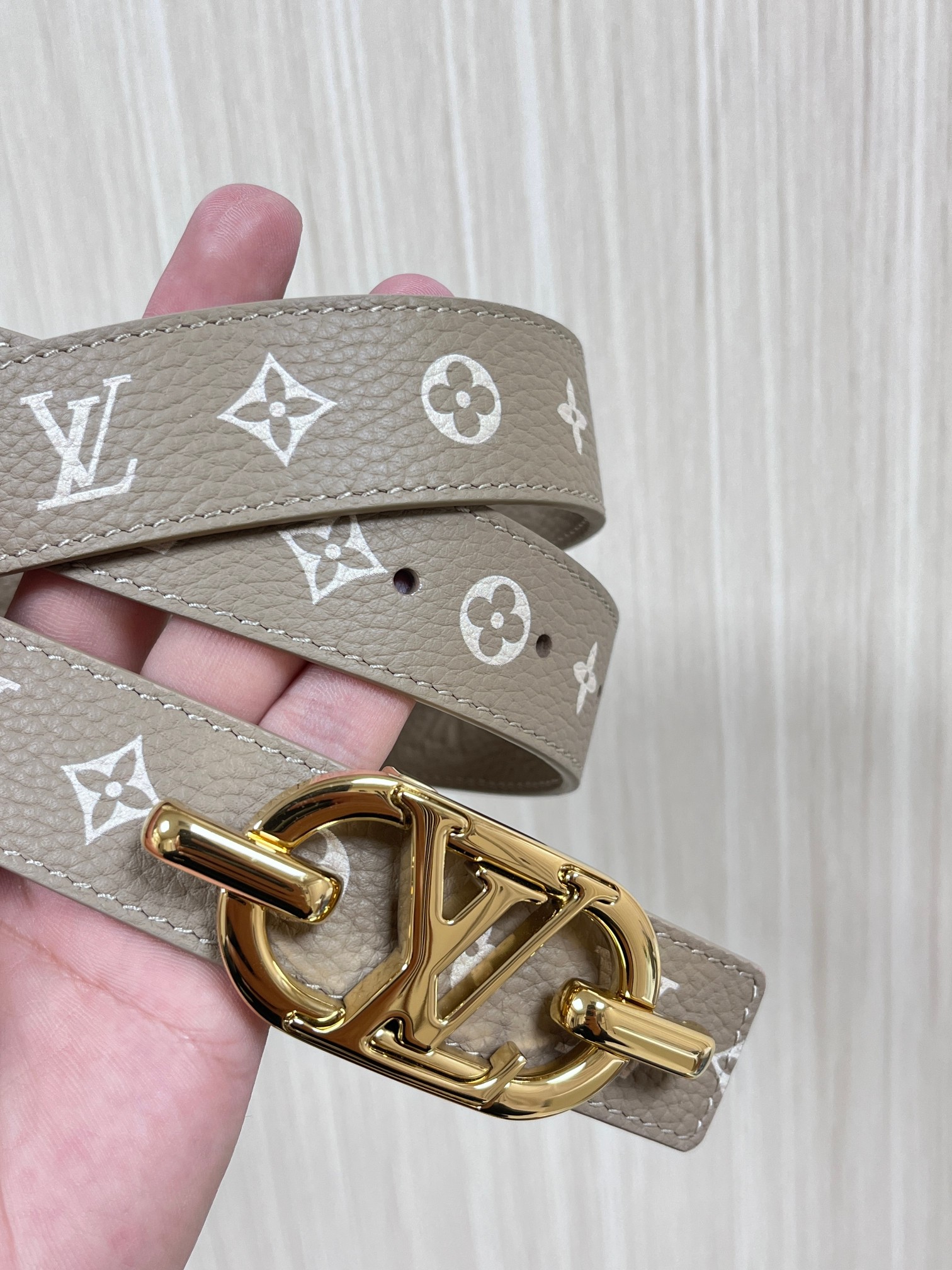 当季新款，腰带取材雍容牛皮革和 Monogram 帆布，便于随心切换两式风尚。路易威登手写体标识化身为宽