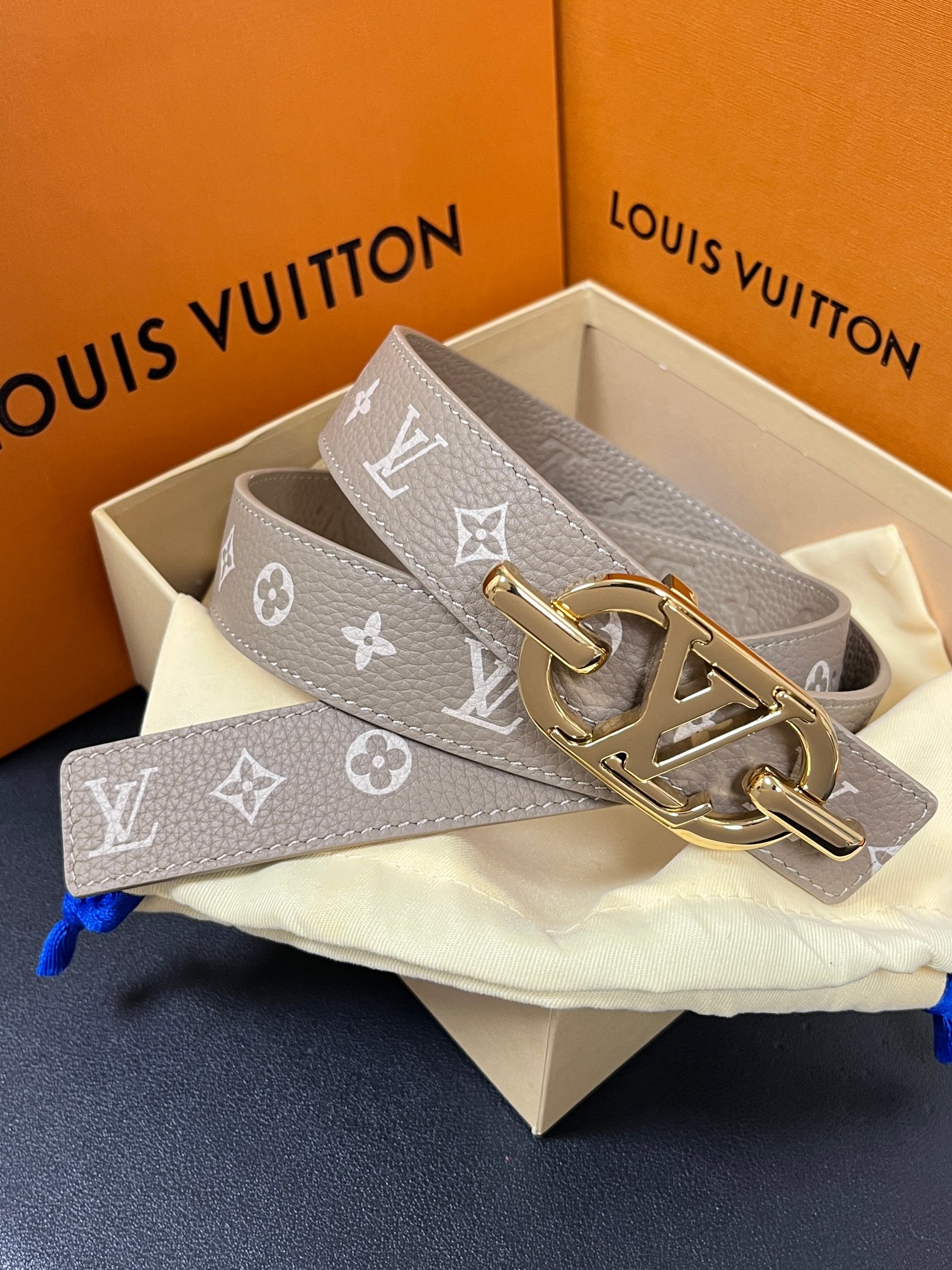 当季新款，腰带取材雍容牛皮革和 Monogram 帆布，便于随心切换两式风尚。路易威登手写体标识化身为宽