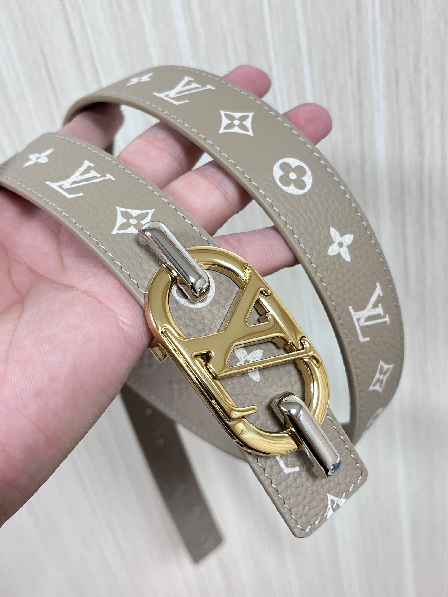 当季新款，腰带取材雍容牛皮革和 Monogram 帆布，便于随心切换两式风尚。路易威登手写体标识化身为宽