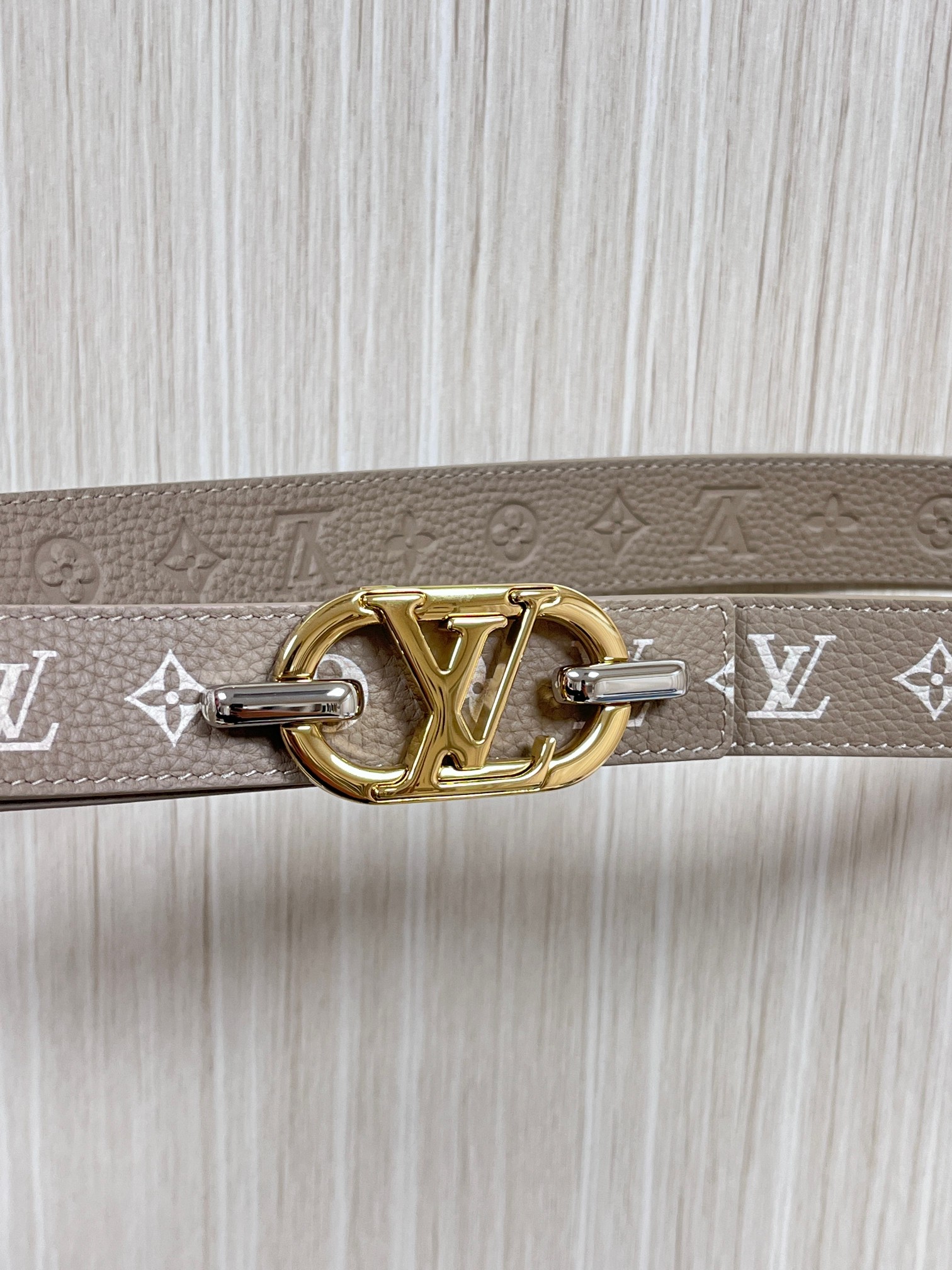 当季新款，腰带取材雍容牛皮革和 Monogram 帆布，便于随心切换两式风尚。路易威登手写体标识化身为宽