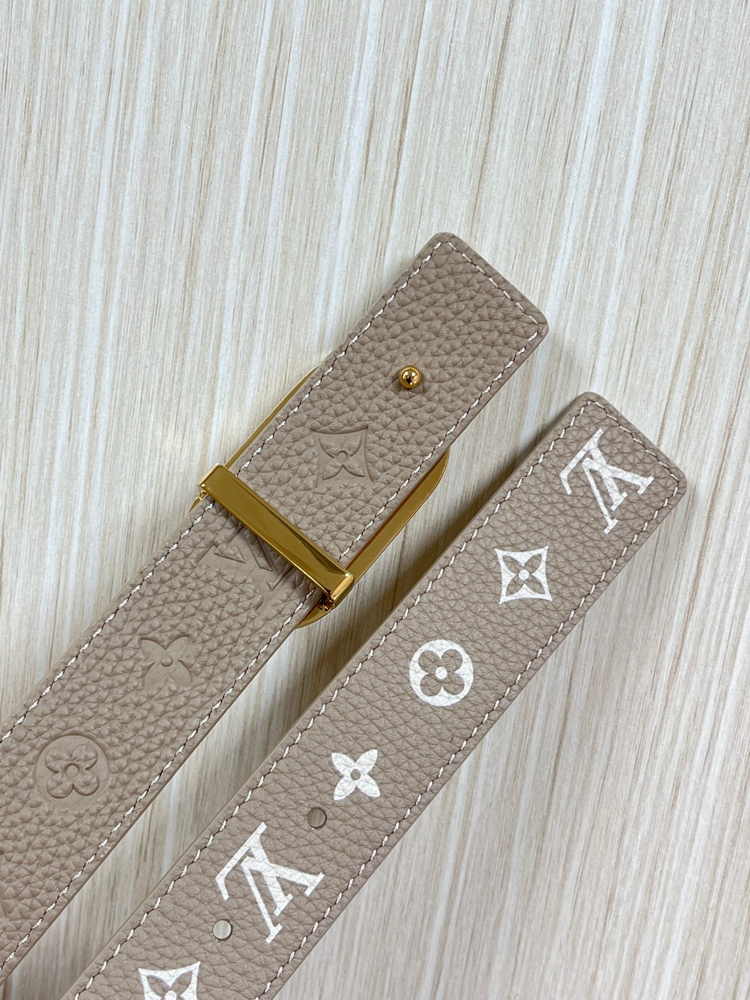 当季新款，腰带取材雍容牛皮革和 Monogram 帆布，便于随心切换两式风尚。路易威登手写体标识化身为宽