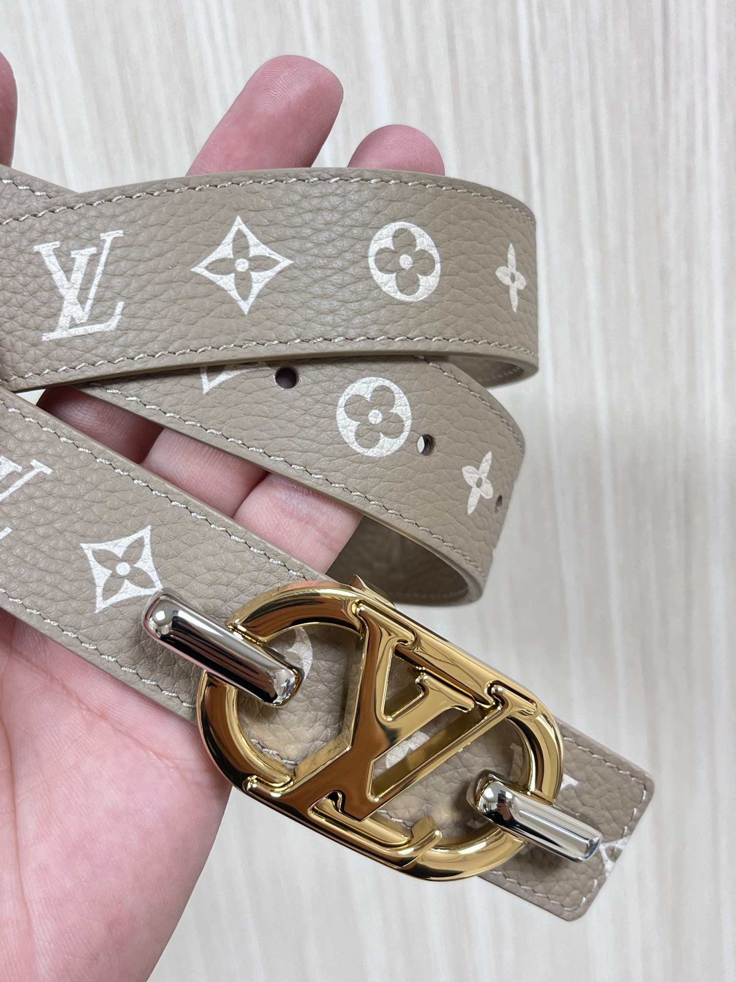 当季新款，腰带取材雍容牛皮革和 Monogram 帆布，便于随心切换两式风尚。路易威登手写体标识化身为宽